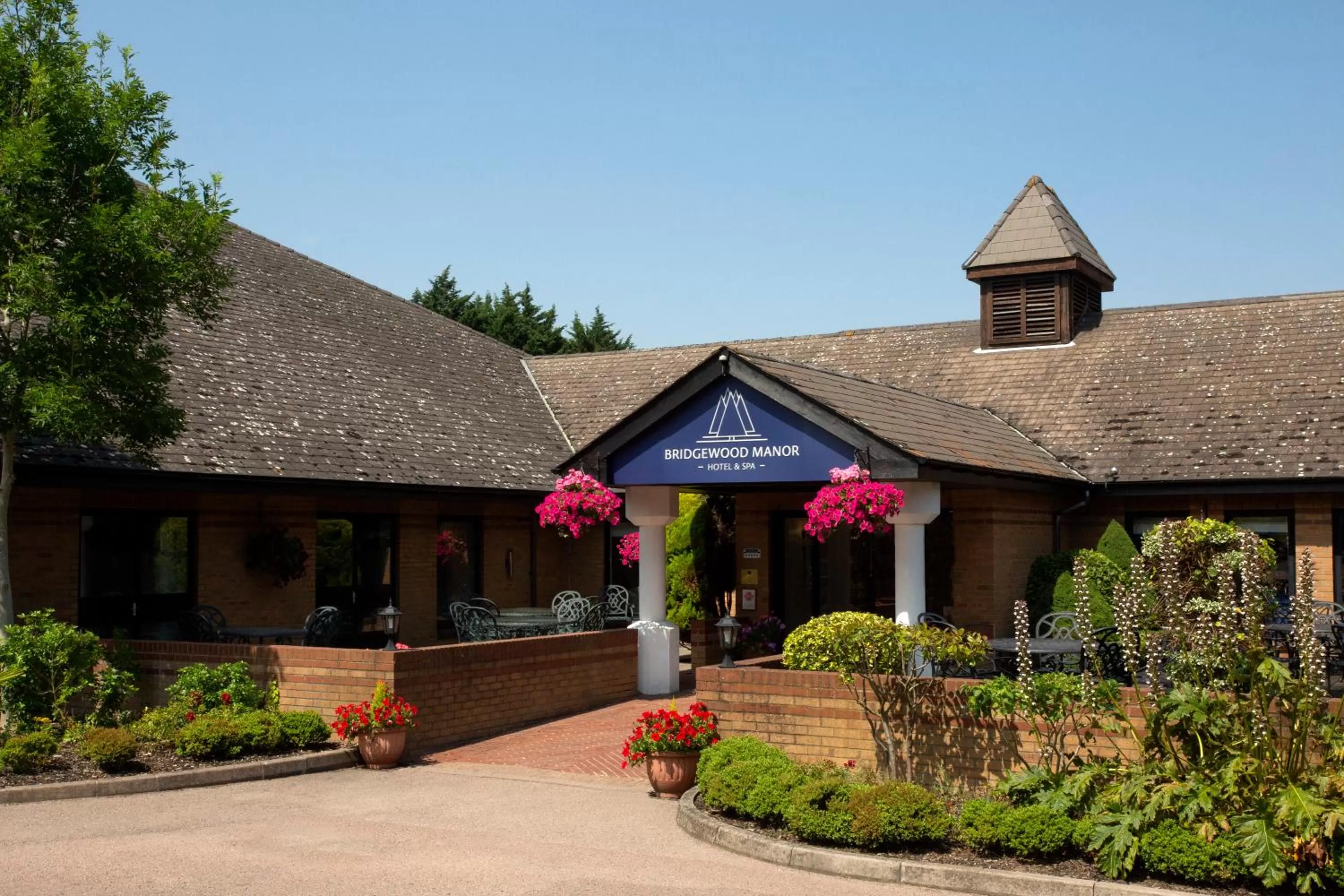 Property building in Bridgewood Manor Hotel & Spa