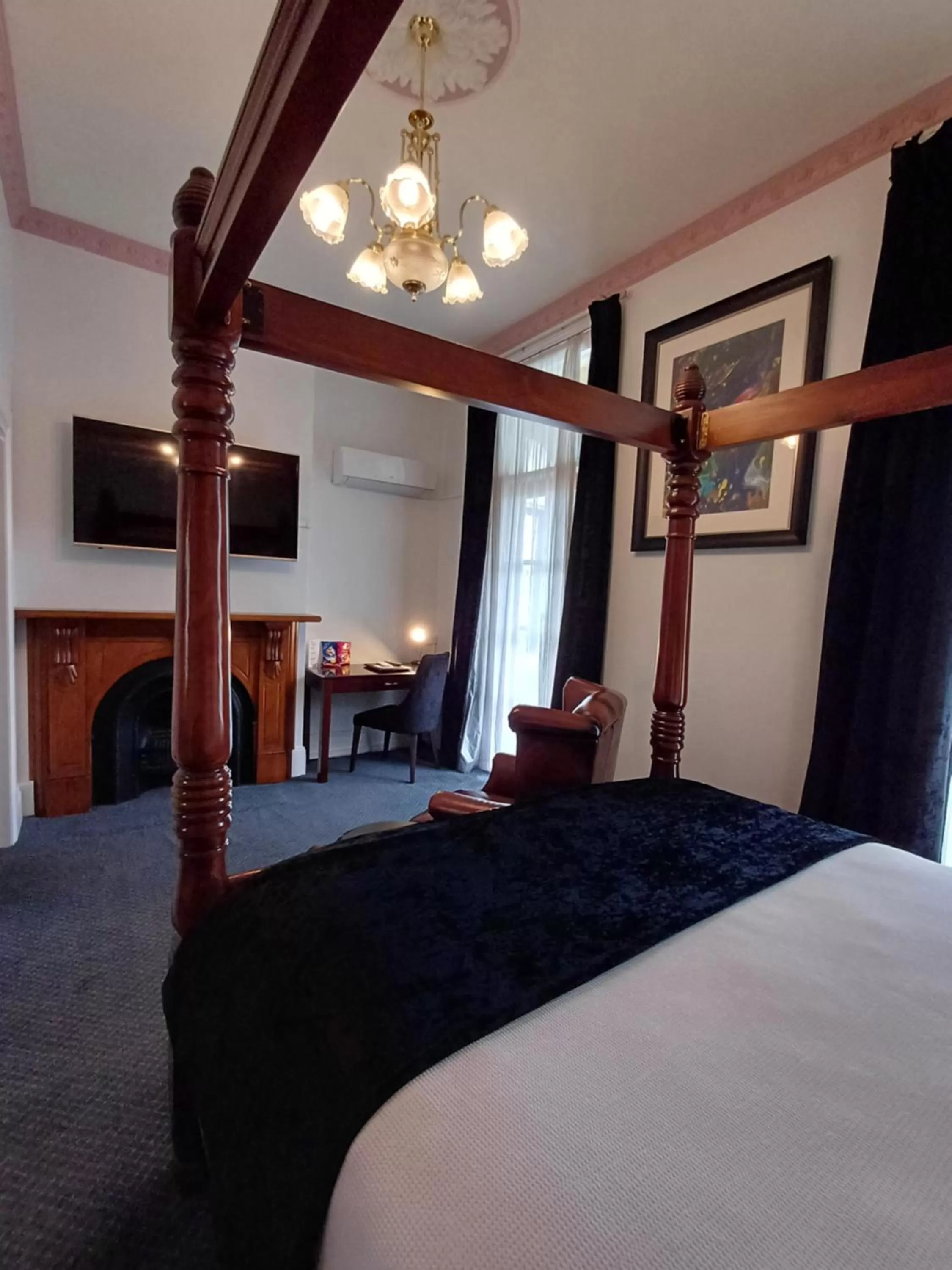 Bedroom, Bed in Art Hotel on York