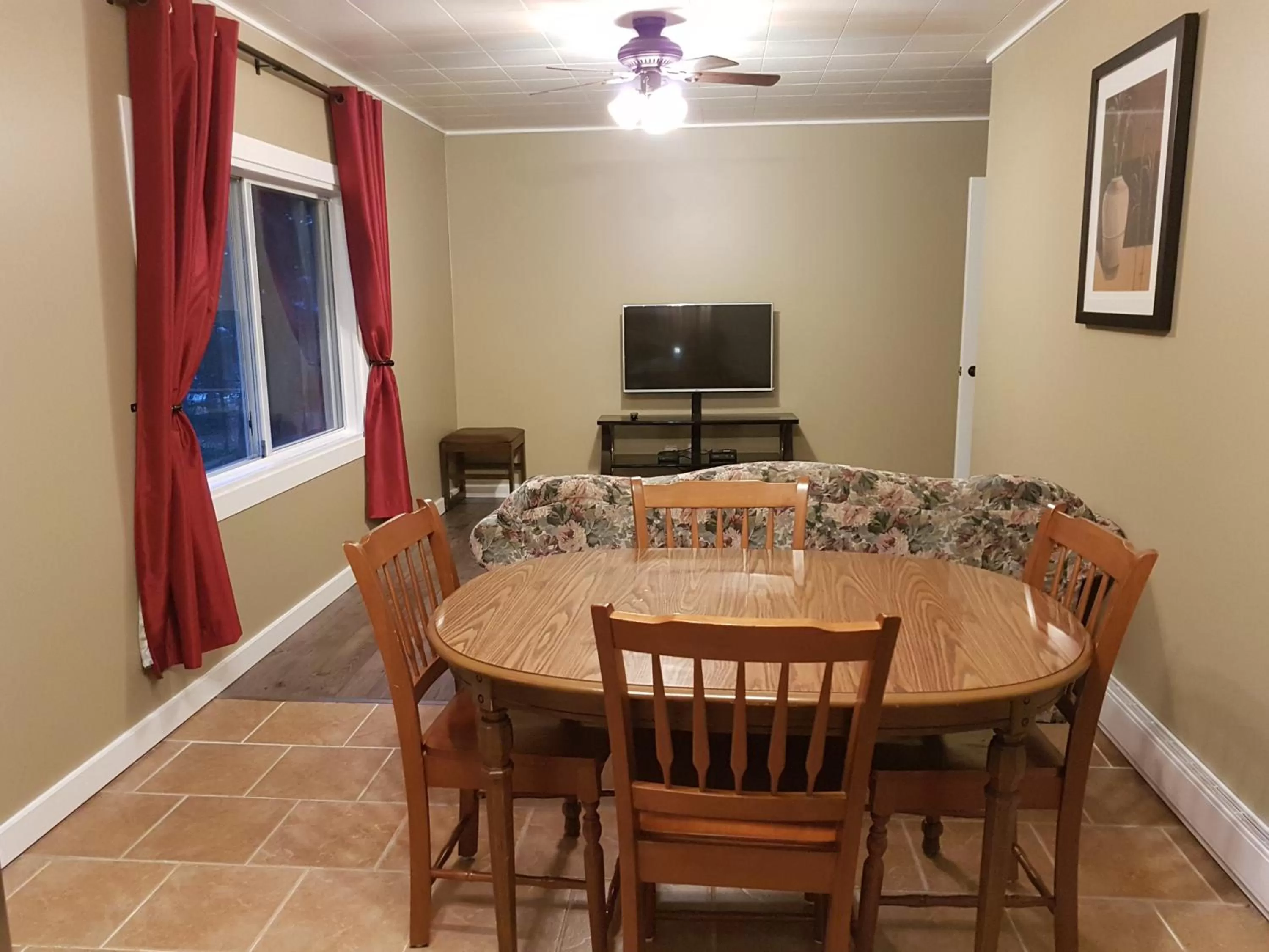 Dining Area in Malahat Bungalows Motel