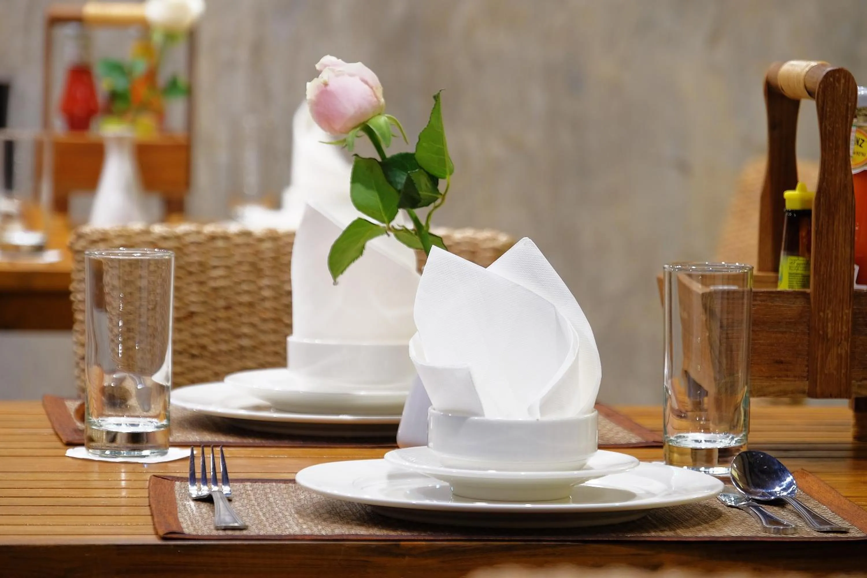 Restaurant/places to eat in Tapae Gate Villa