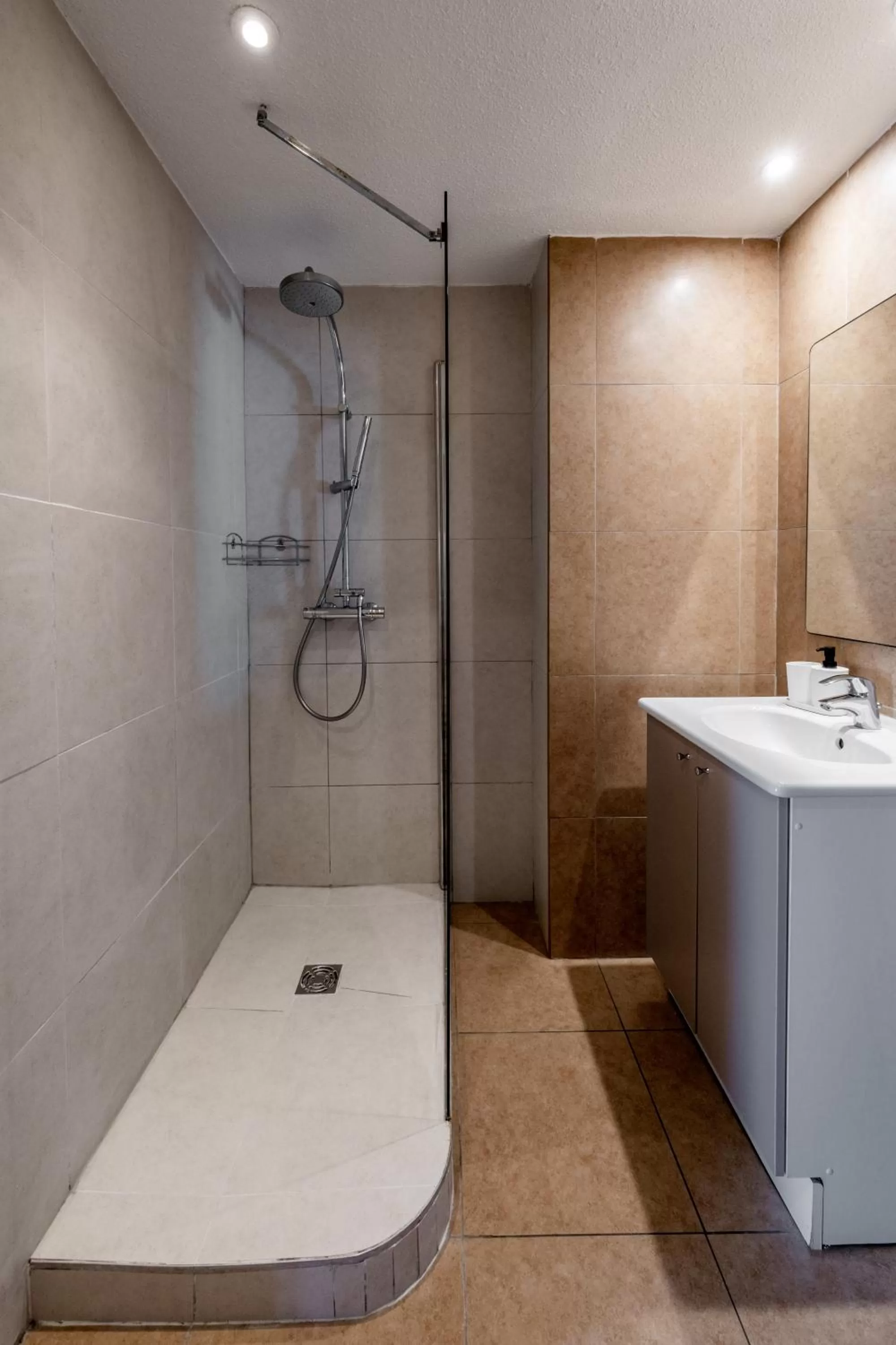 Bathroom in Résidence Chateau d'Acotz - Avec piscine à 600m des plages à Saint-Jean-de-Luz