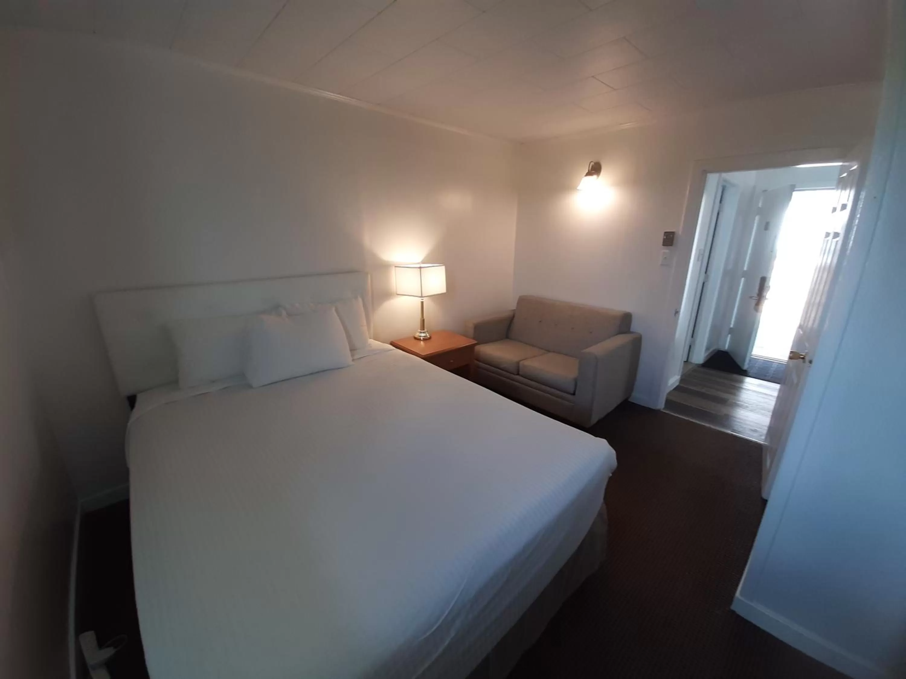 Photo of the whole room, Bed in Howard Johnson by Wyndham Woodstock NB