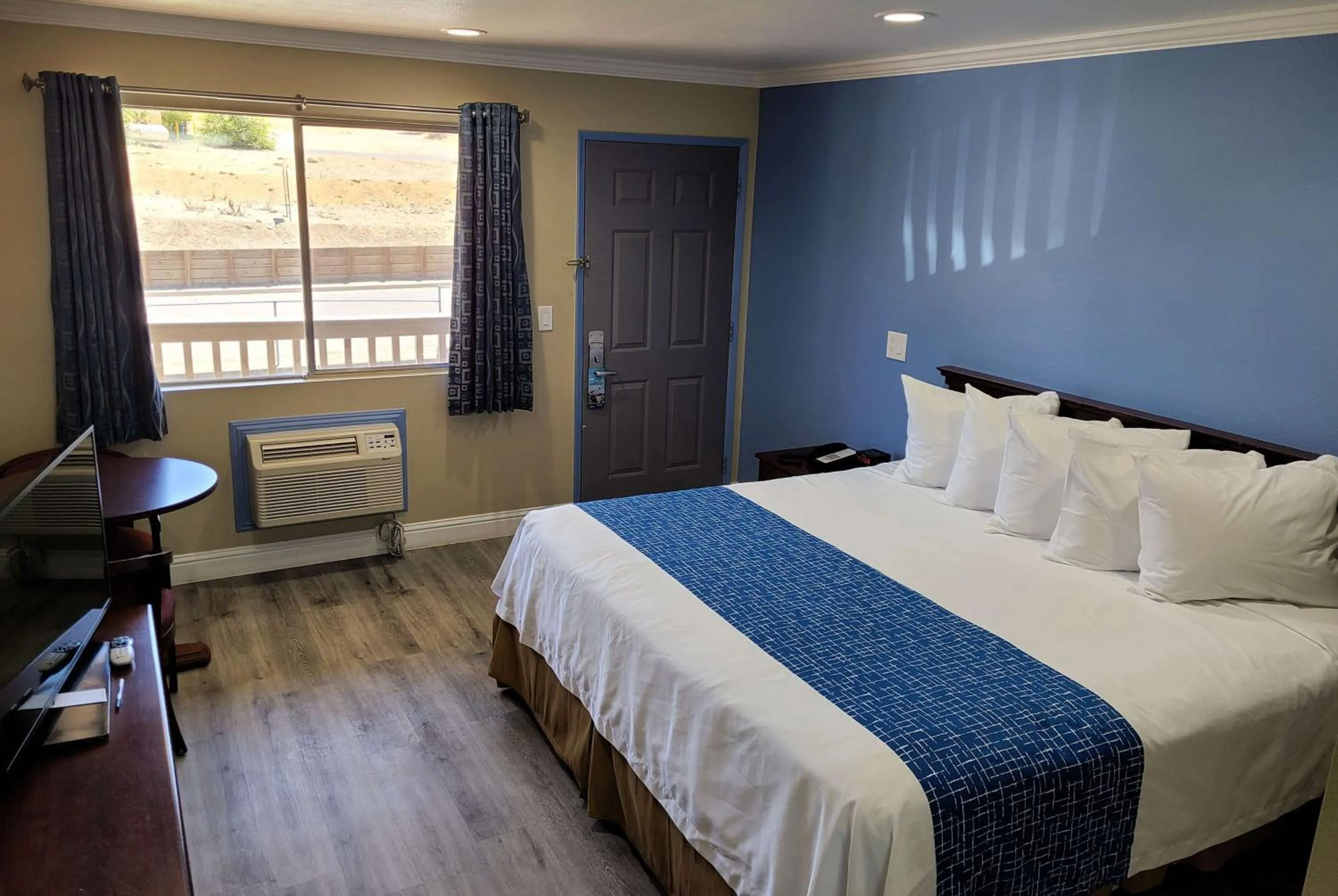 Photo of the whole room, Bed in Travelodge by Wyndham Clearlake