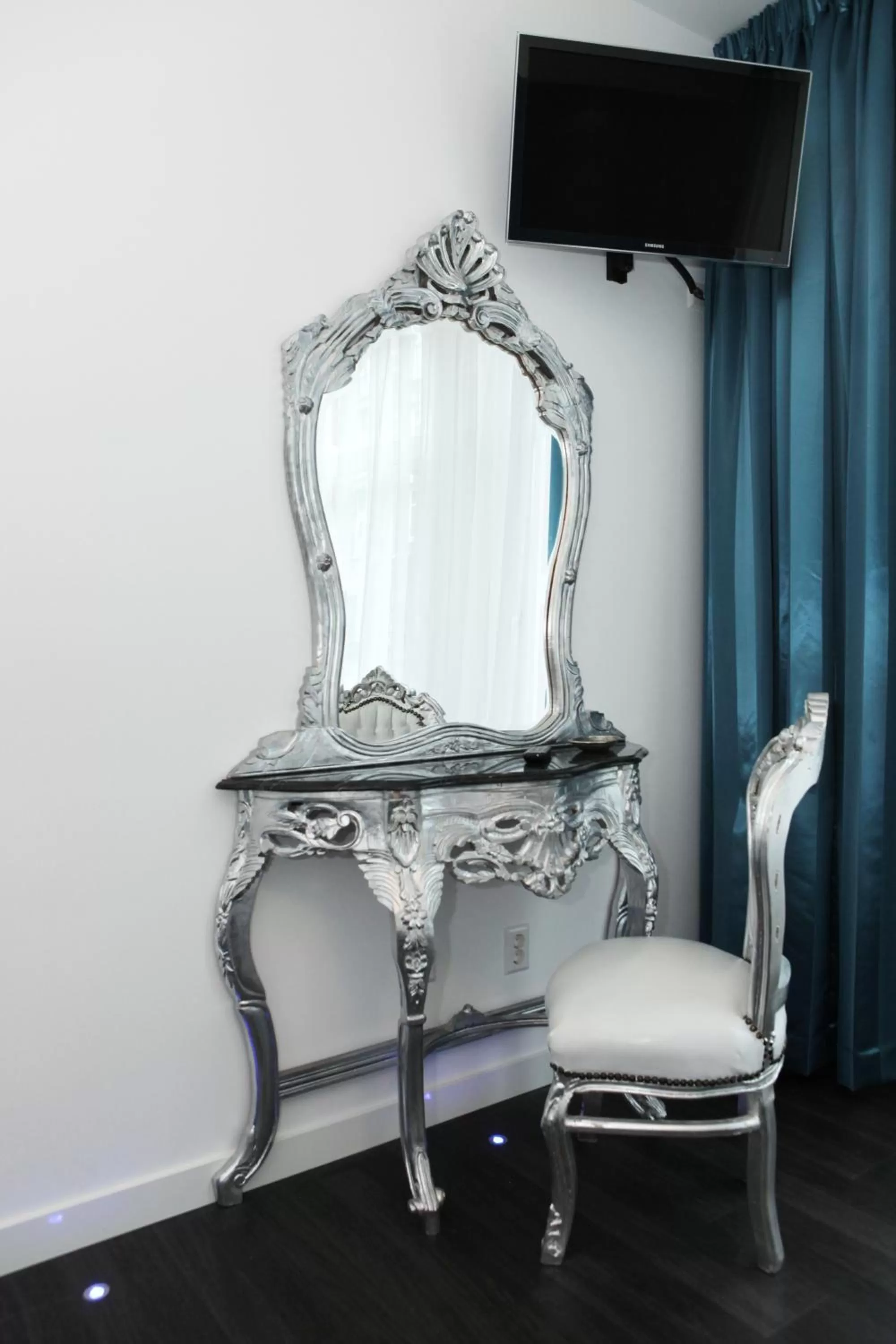 TV and multimedia in Boutique Hotel View