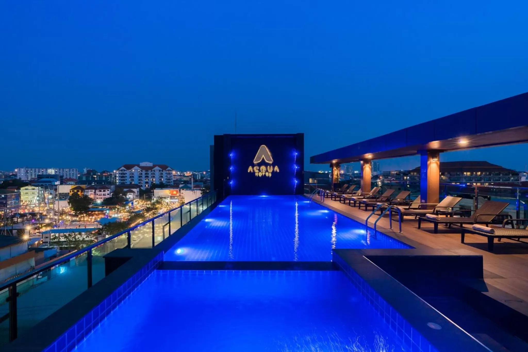 Swimming pool in Acqua Hotel