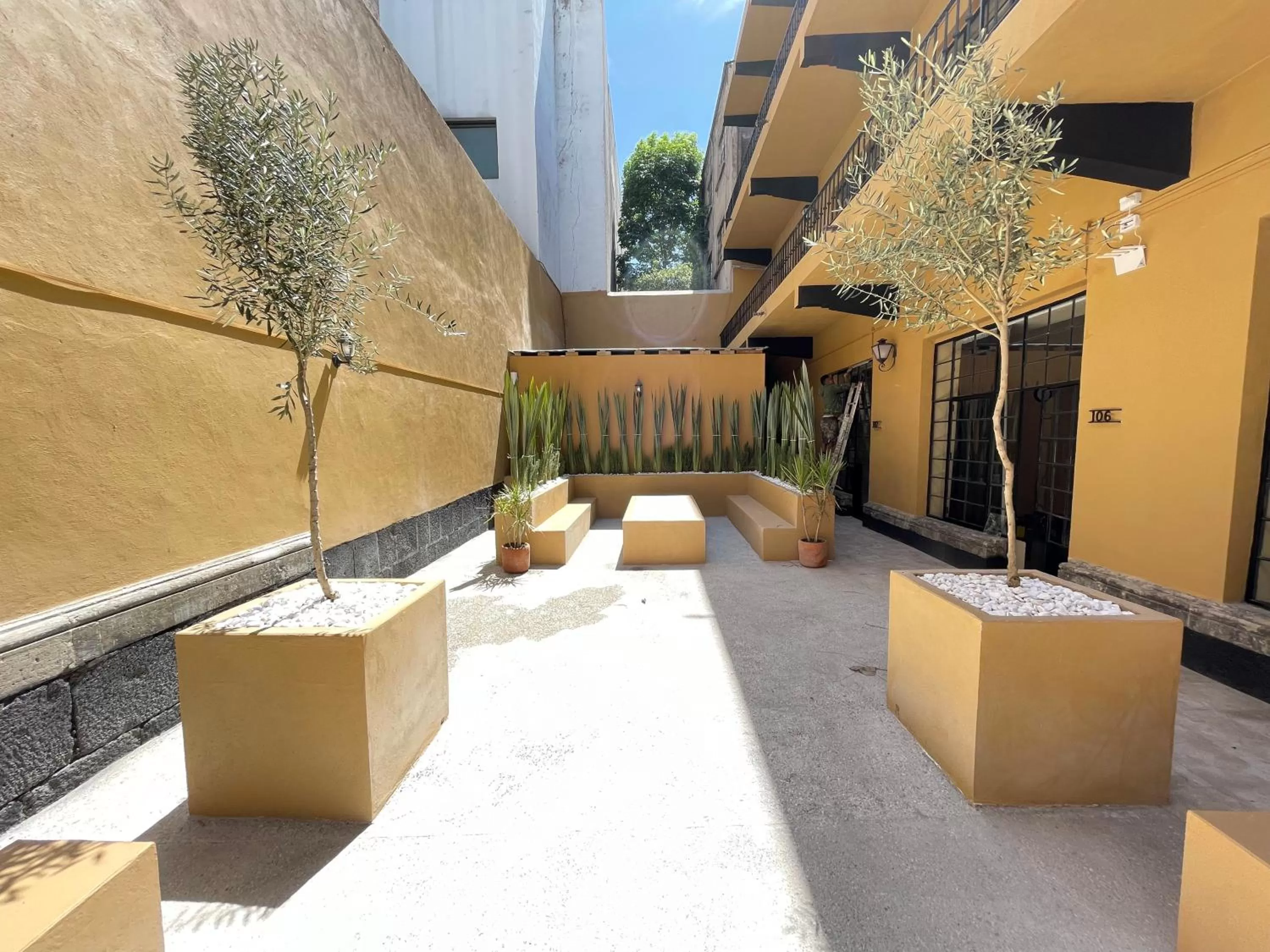 Property building in Colmena Hotel CDMX Centro