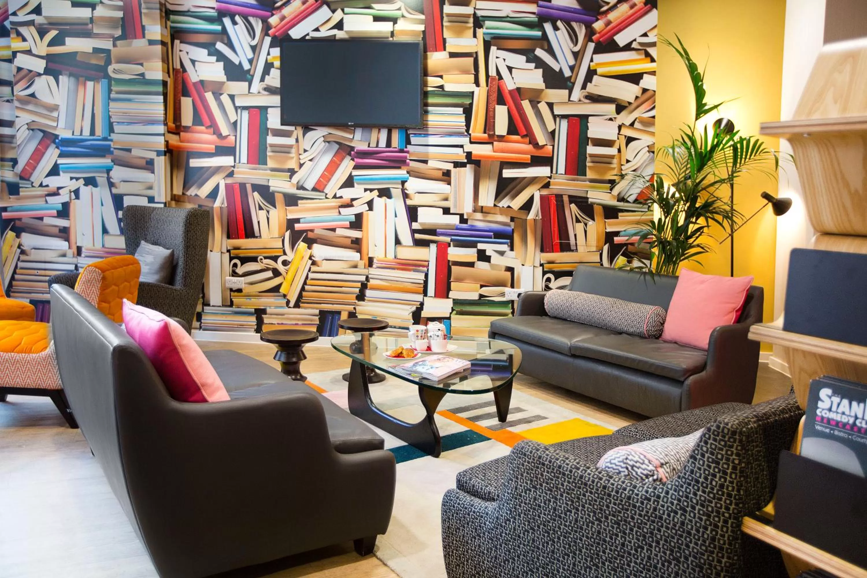 Communal lounge/ TV room in Sleeperz Hotel Newcastle