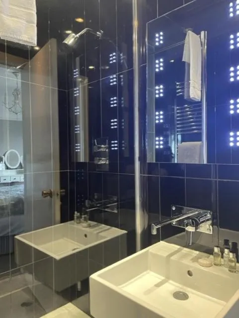 Shower in The Lilly Restaurant With Rooms