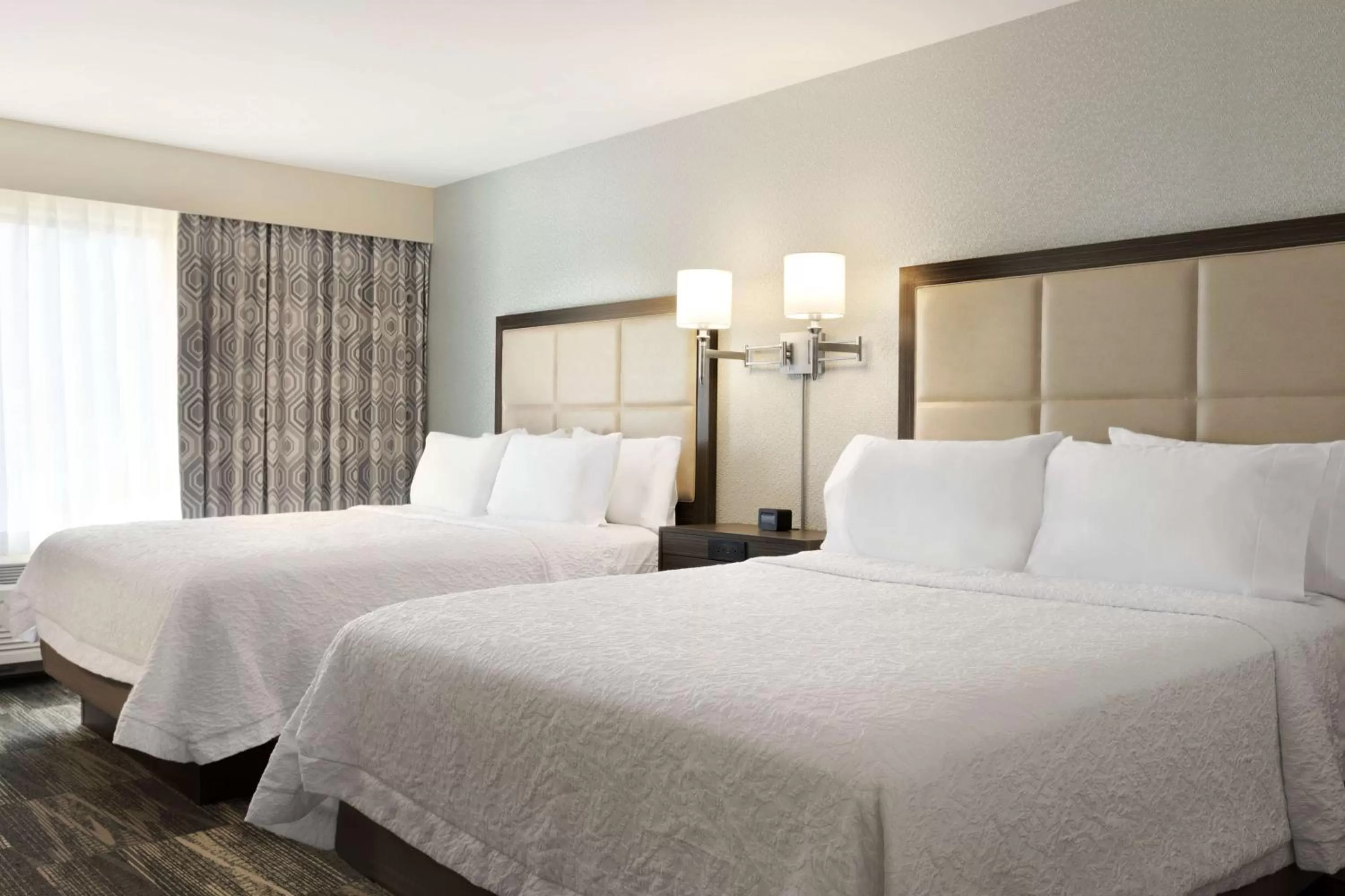 Bed in Hampton Inn & Suites Niles/Warren, OH