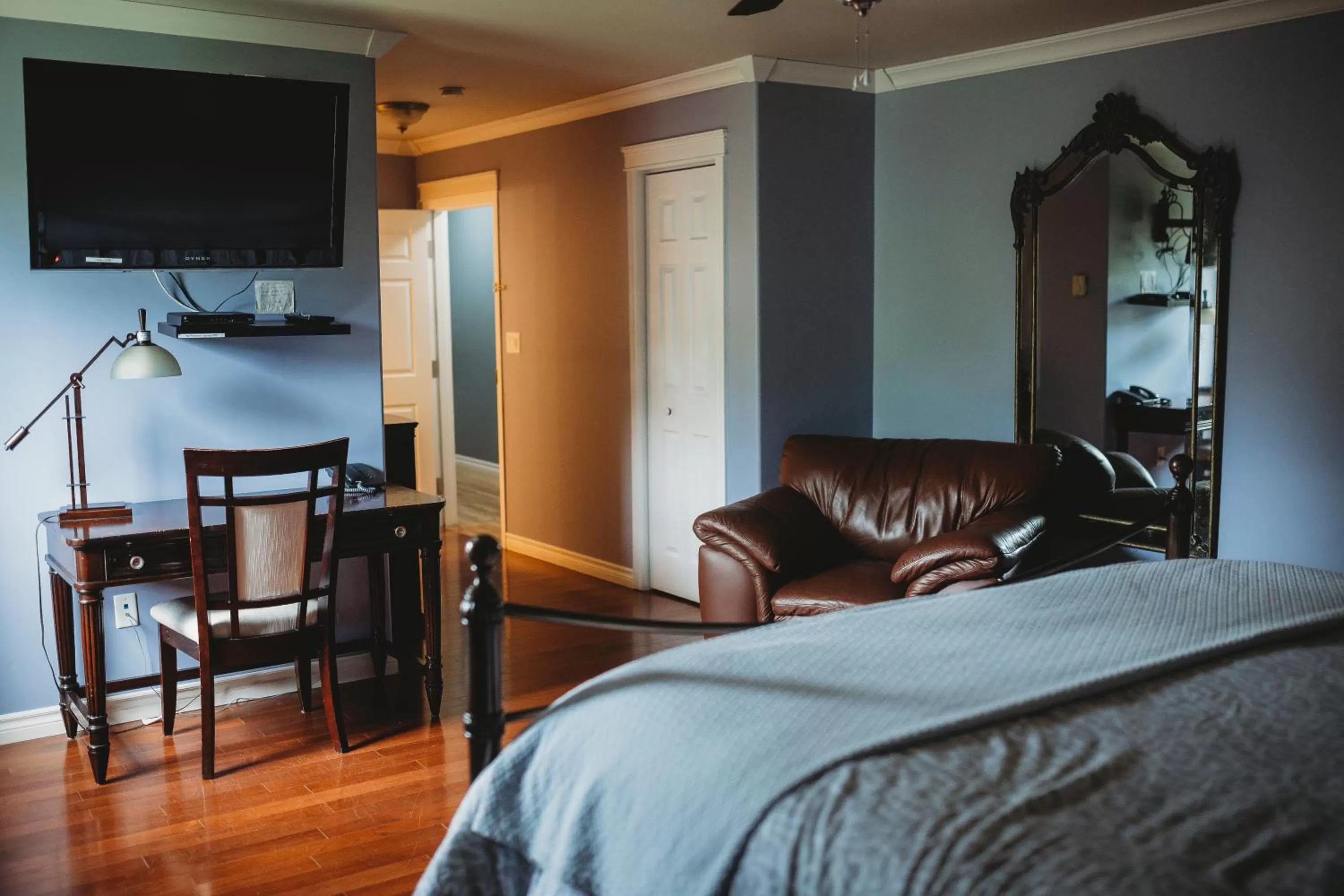 TV and multimedia, Bed in Carriage House Inn Four and a Half Stars