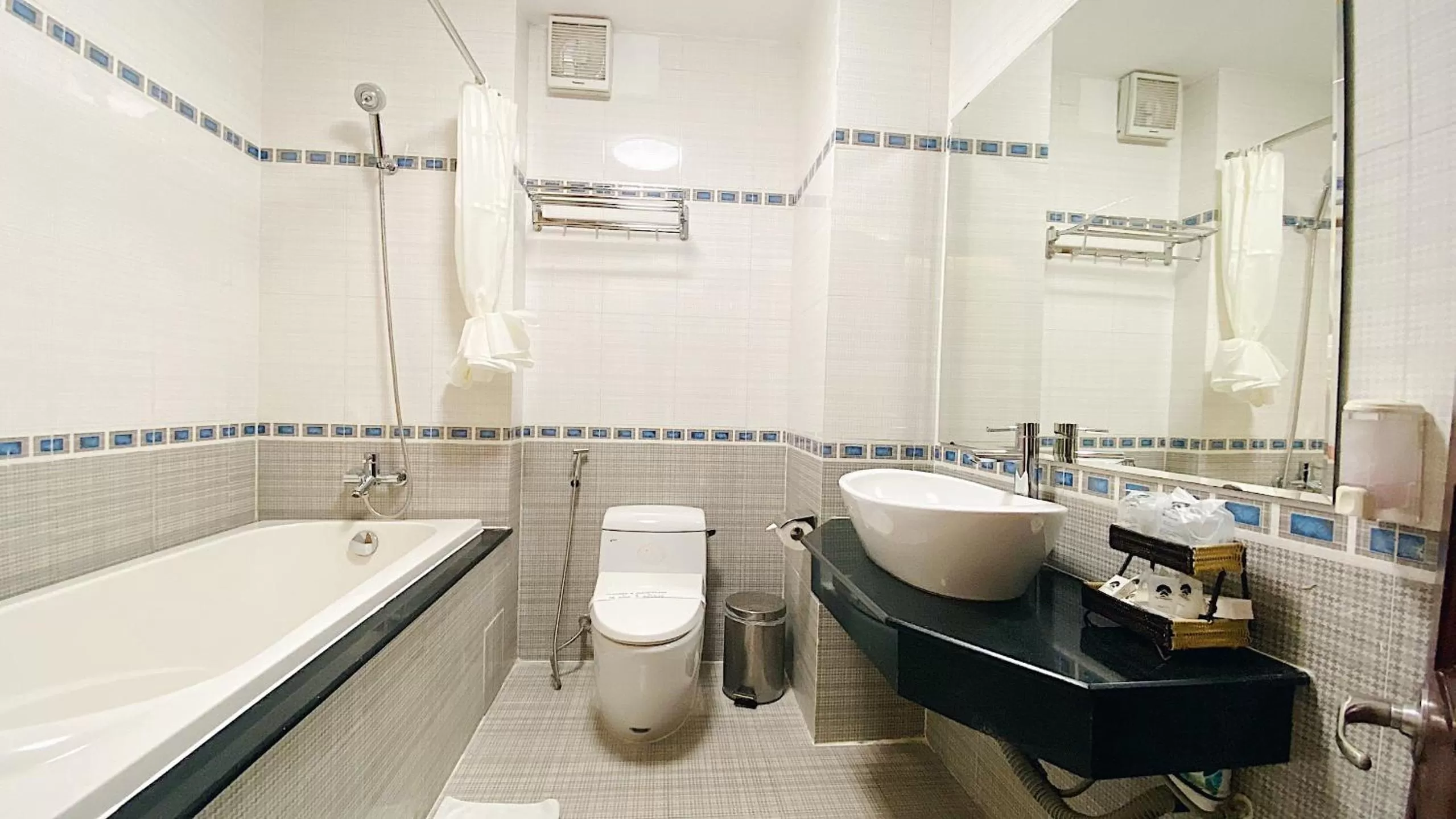 Bathroom in Duc Vuong Saigon Hotel - Cao Thang