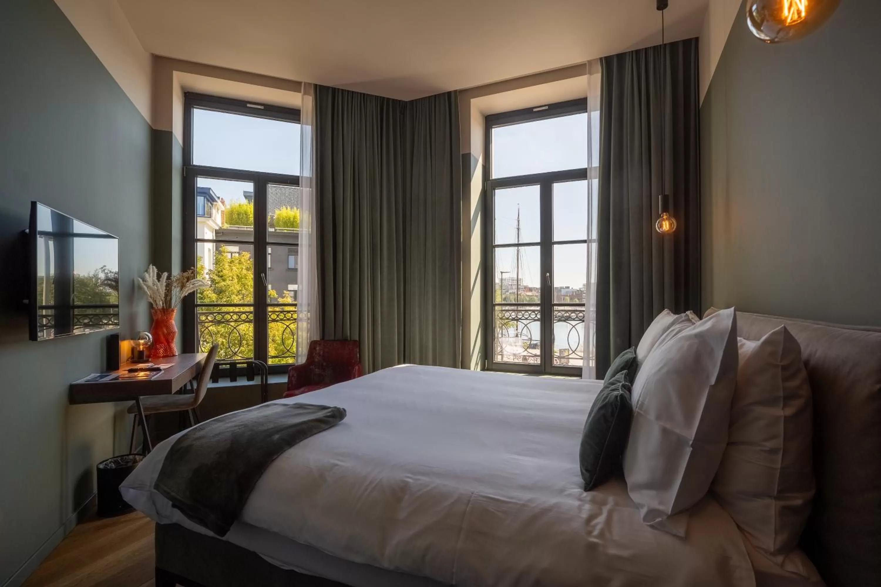 View (from property/room), Bed in U Eat & Sleep Antwerp