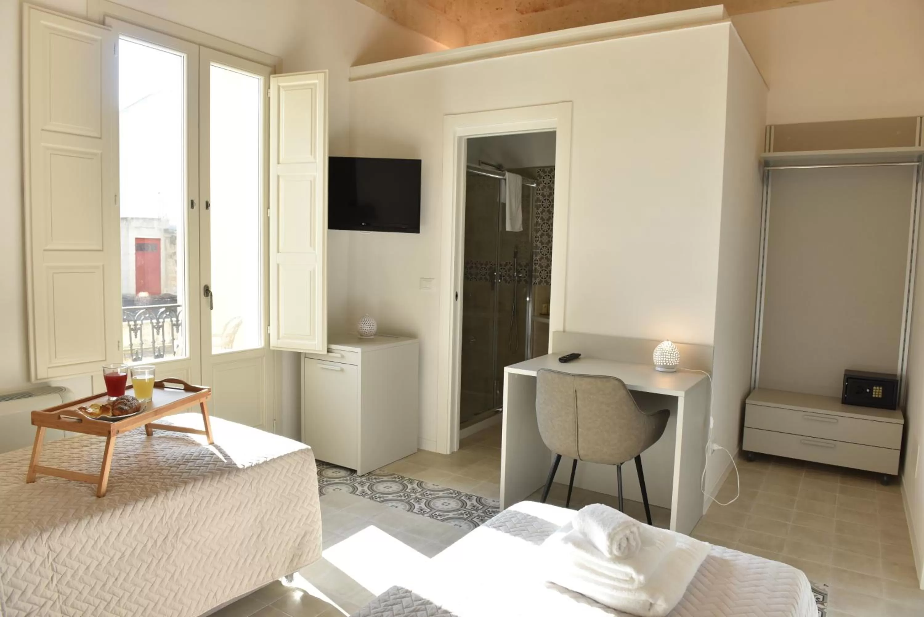 Photo of the whole room, Bed in Tobacco Suite