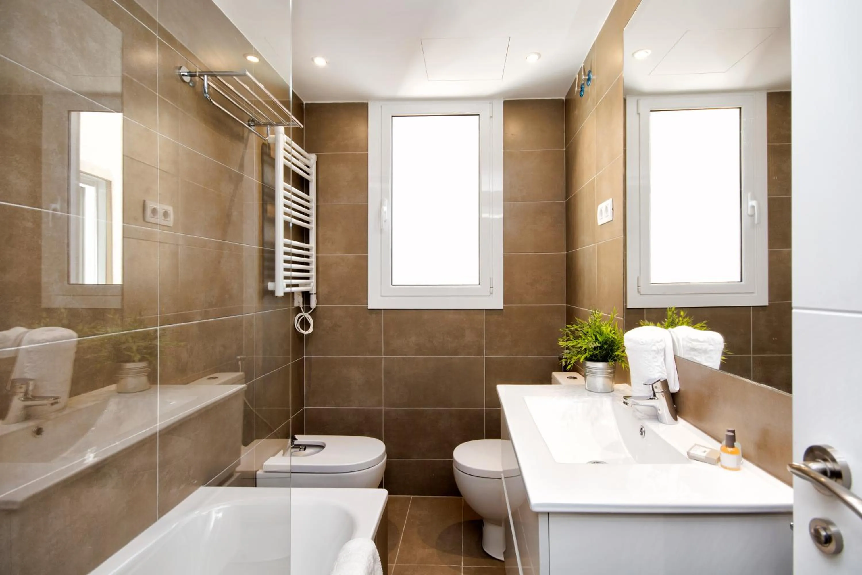 Bathroom in Eixample Building Apartments by Mercedes Heritage