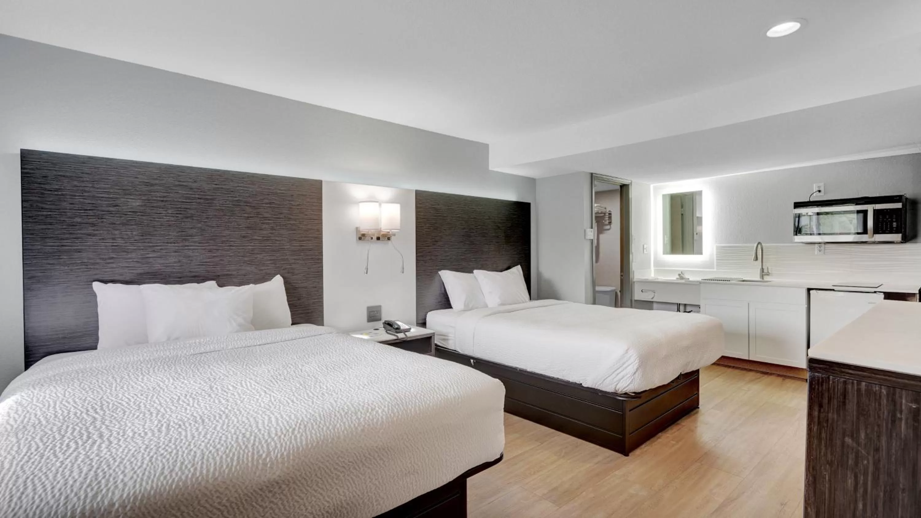 Bed in Days Inn & Suites by Wyndham Niagara Falls/Buffalo