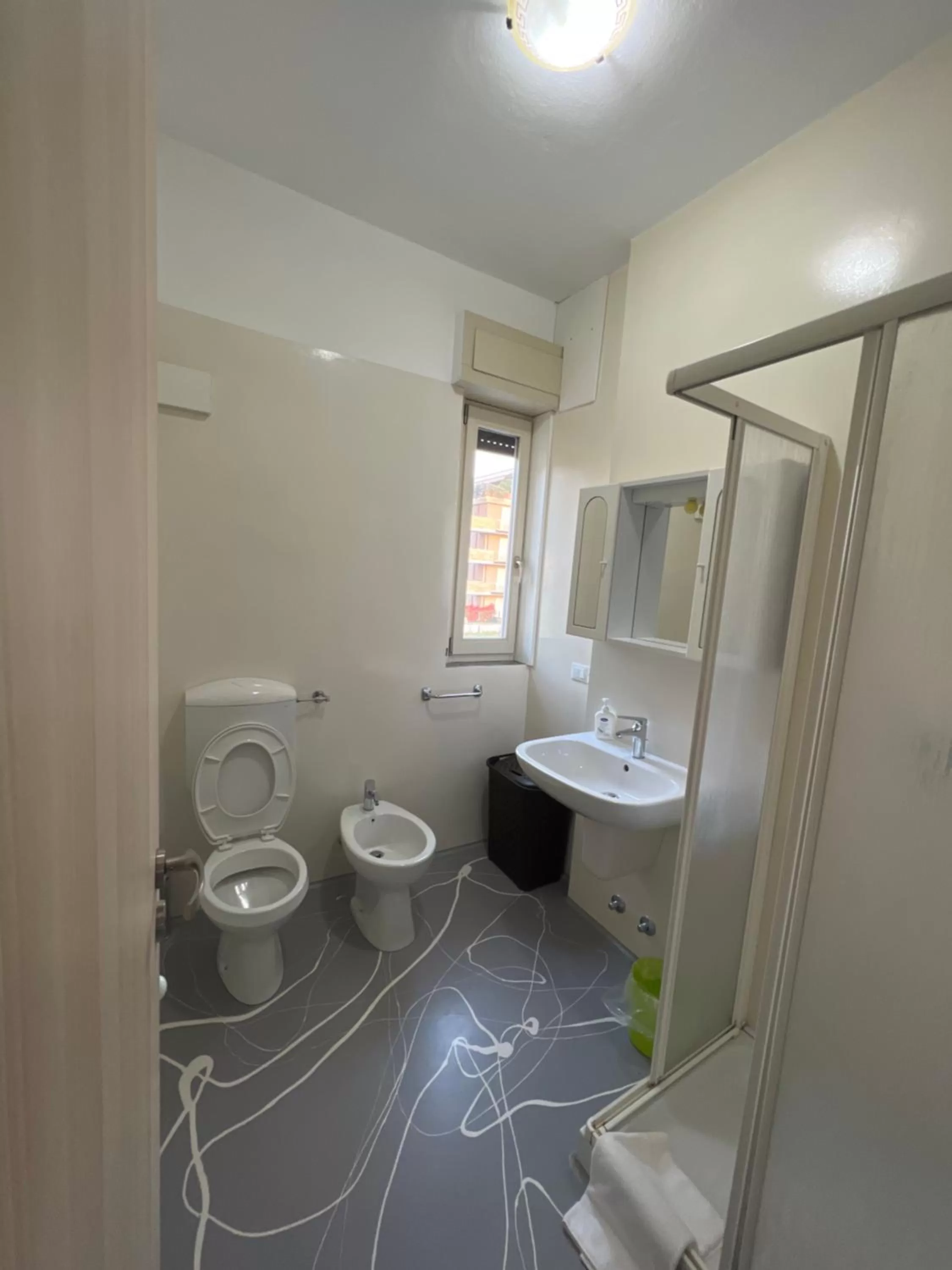 Shower in Macloud pub B&B