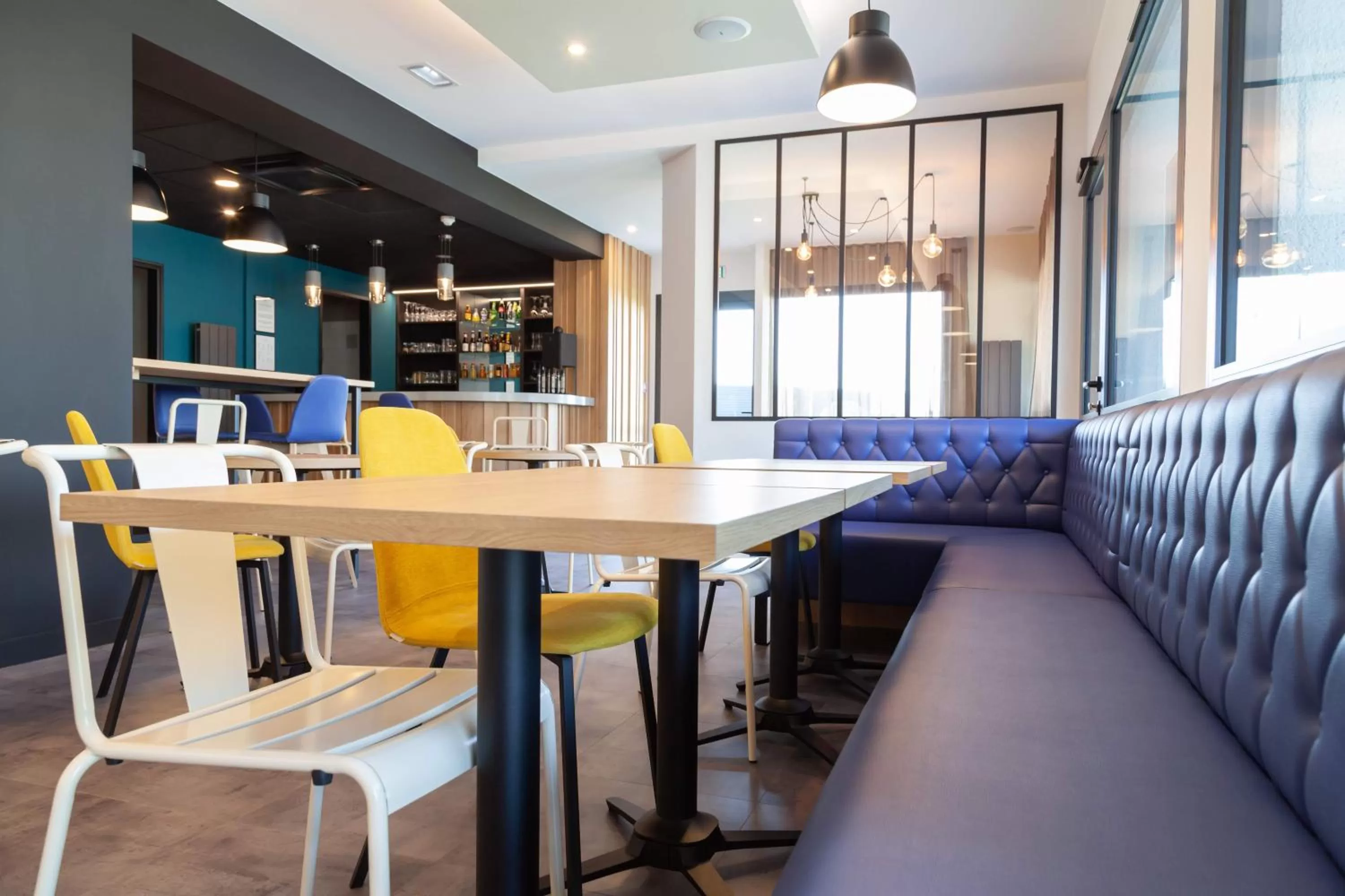 Lounge or bar in Kyriad Niort-Espace MendesFrance