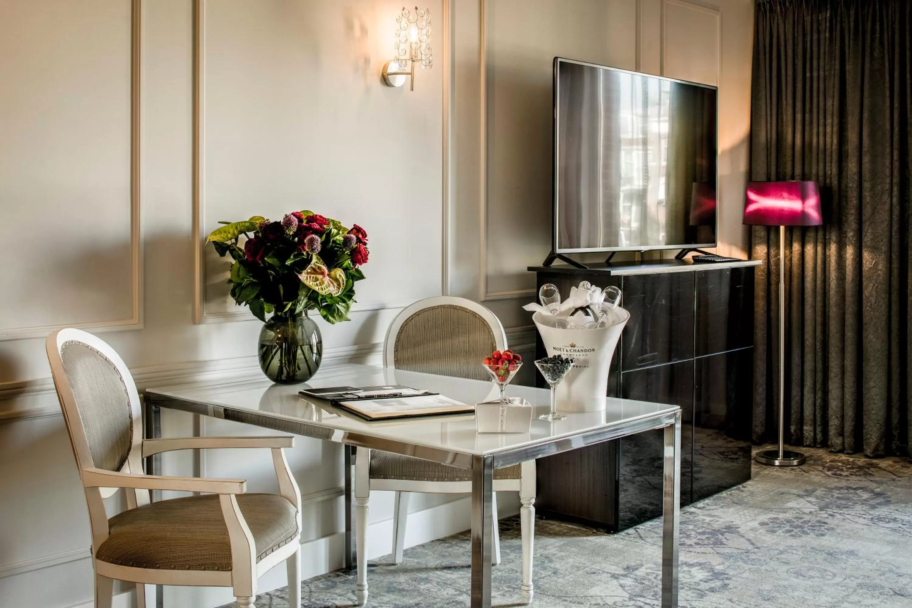 Living room, Restaurant/Places to Eat in Luxury Suites Amsterdam