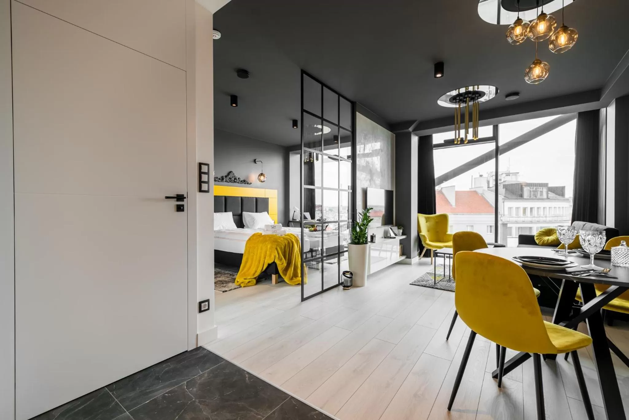 Restaurant/places to eat in Q18 ApartHotel