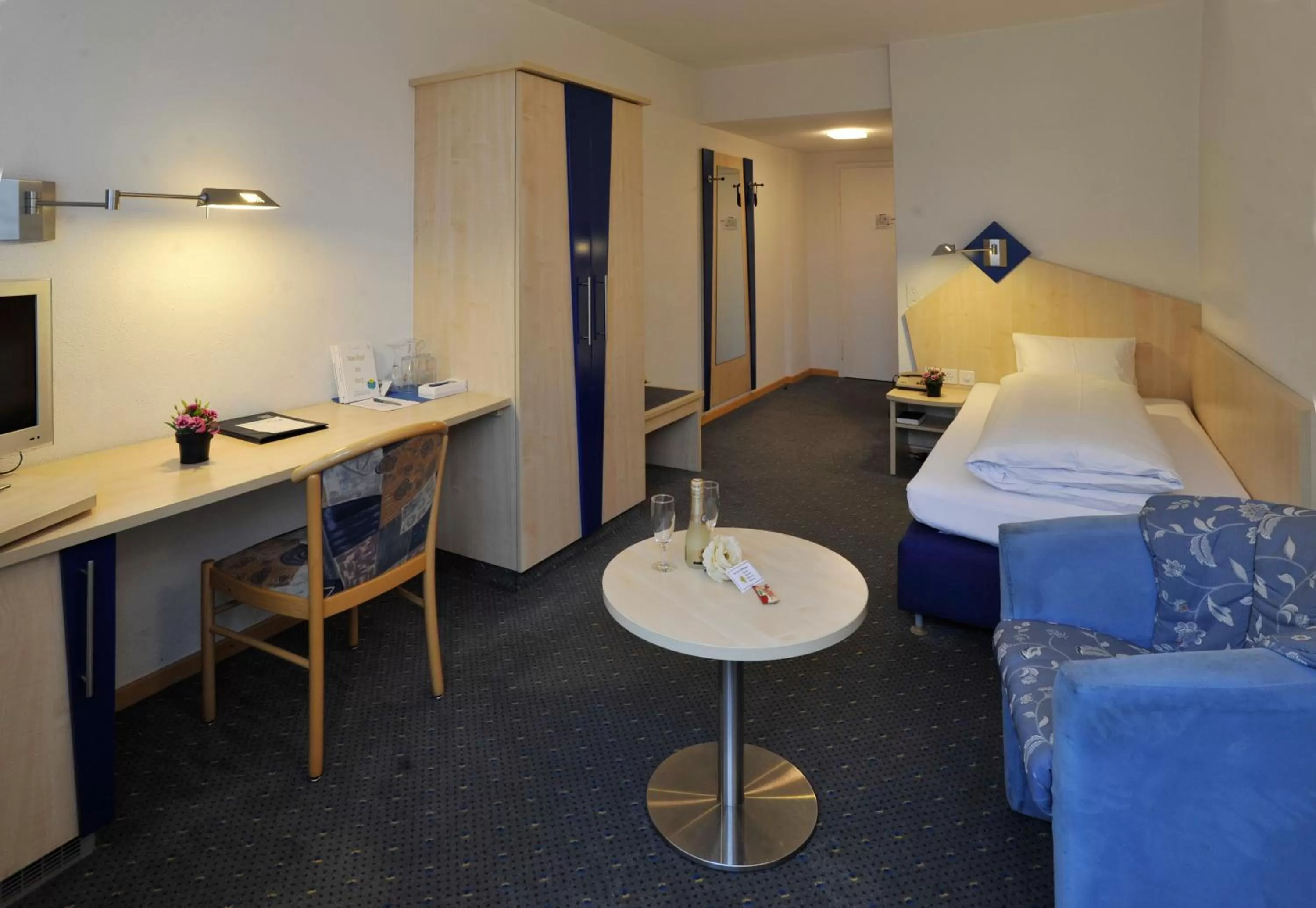 Photo of the whole room, Bed in Hotel Blumenstein Self-Check In