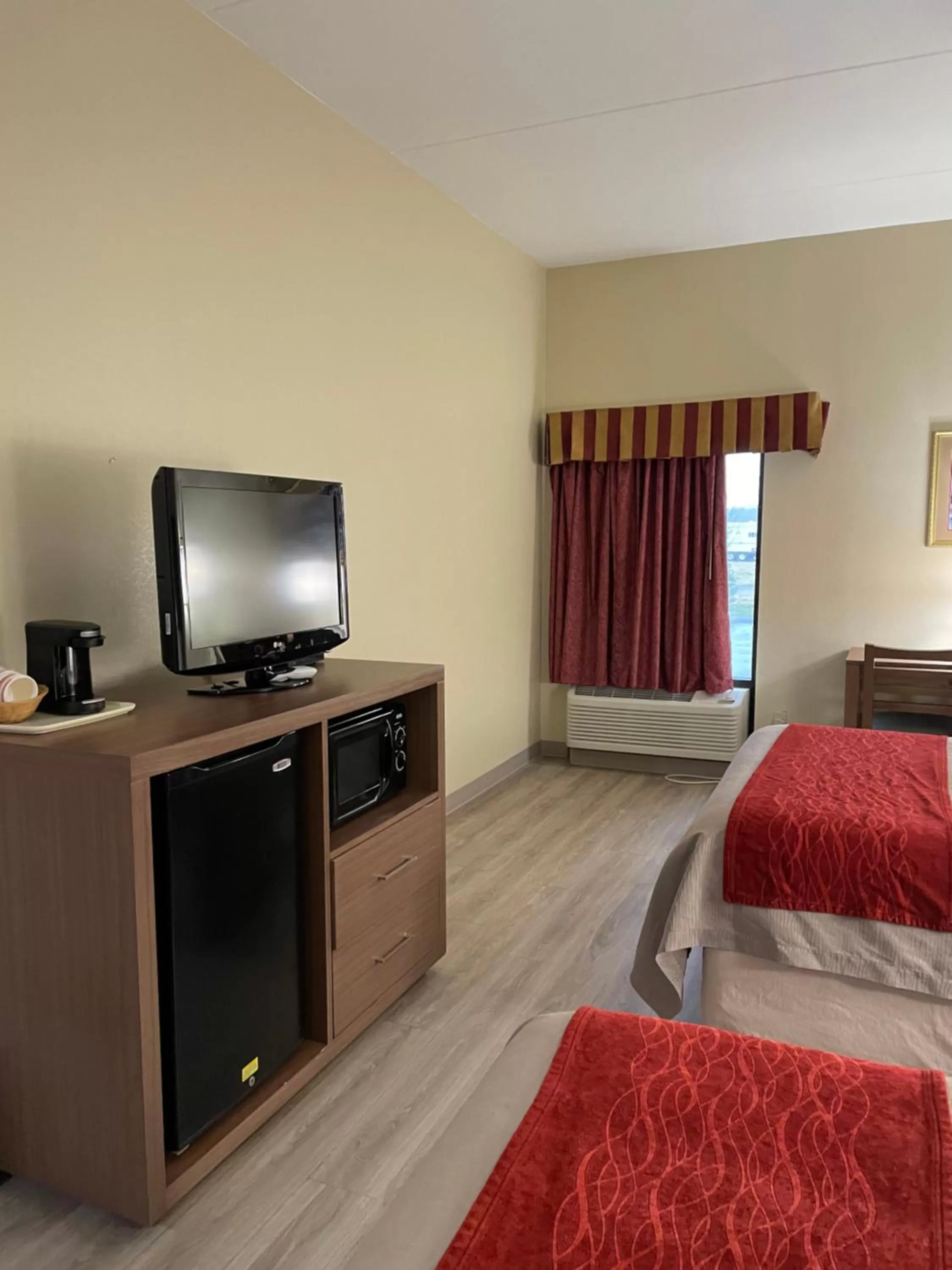 Property building, Bed in Econo Lodge Newport Smoky Mountains Gateway