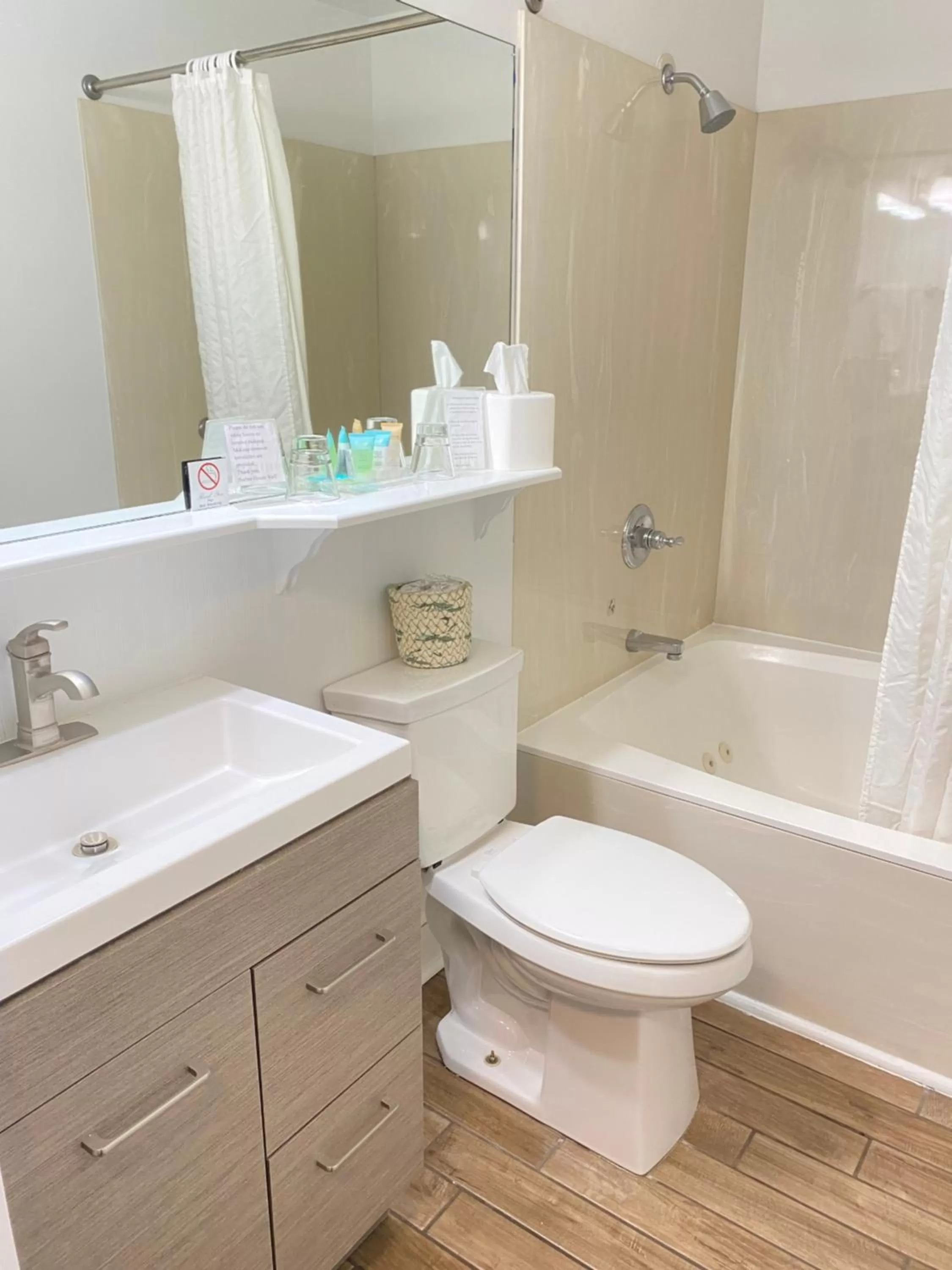 Bathroom in Harbor House Inn