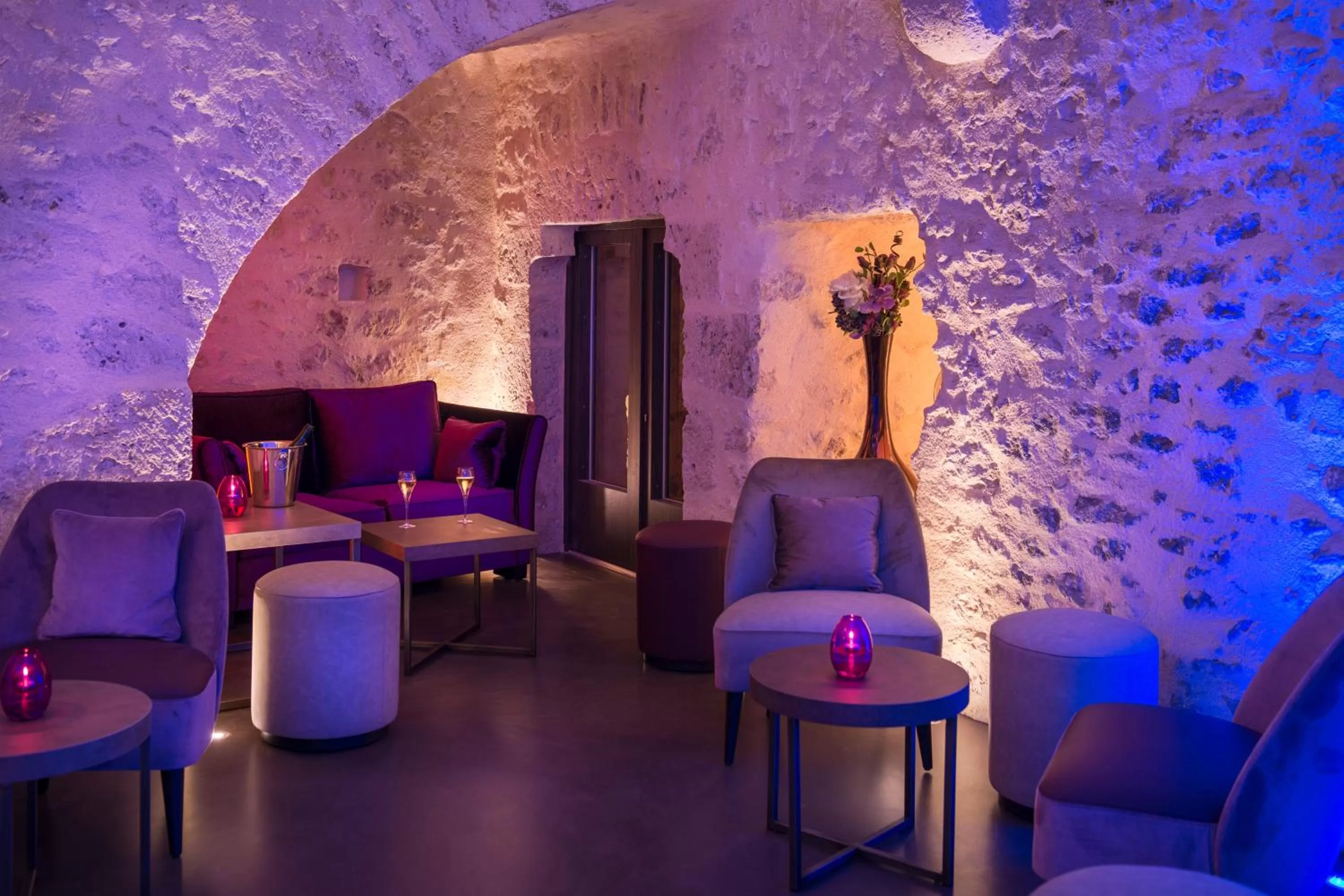 Lounge or bar in Hôtel Aux Vieux Remparts