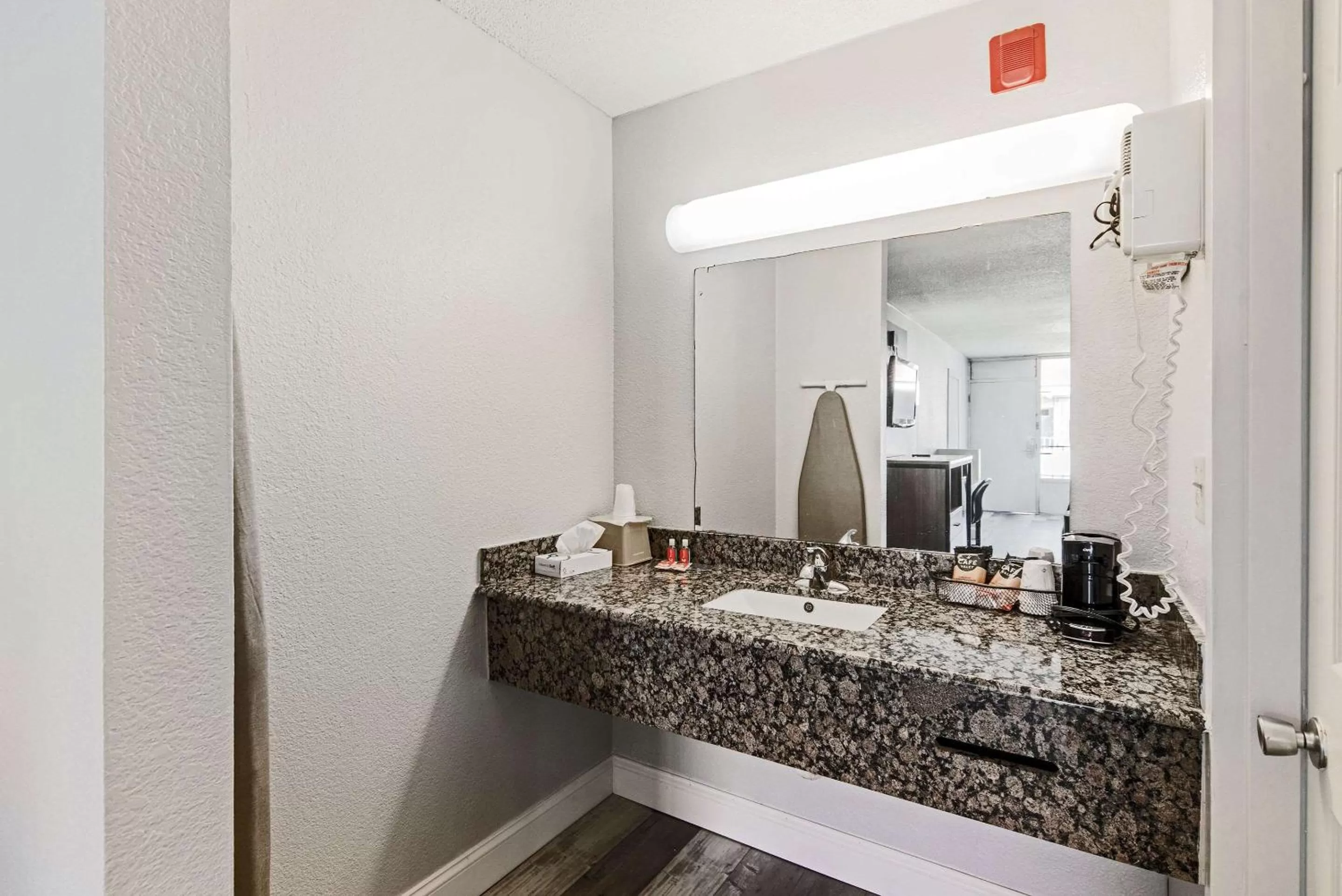 Bedroom in Econo Lodge Inn & Suites Near Bricktown