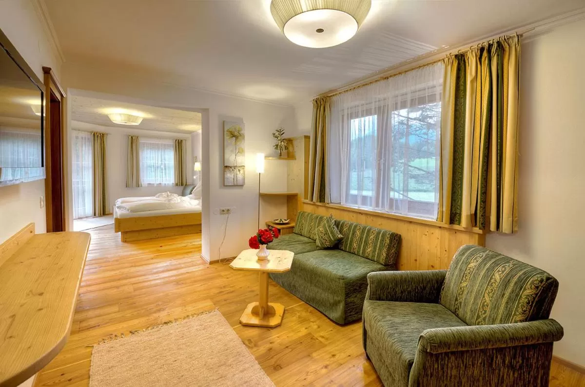 Photo of the whole room, Seating Area in Hotel Häuserl im Wald