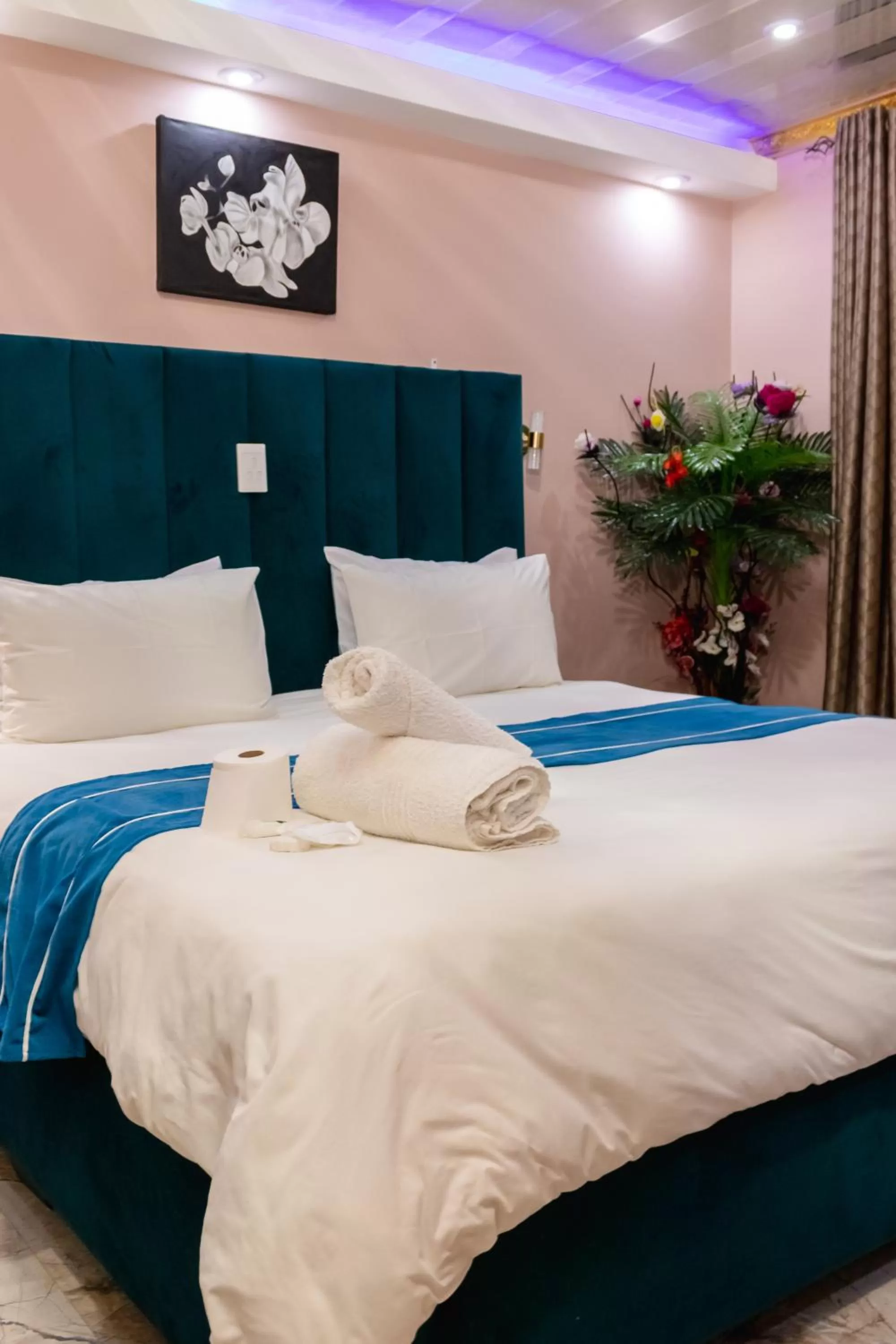 Bed in Gold Crown International Hotel Johannesburg