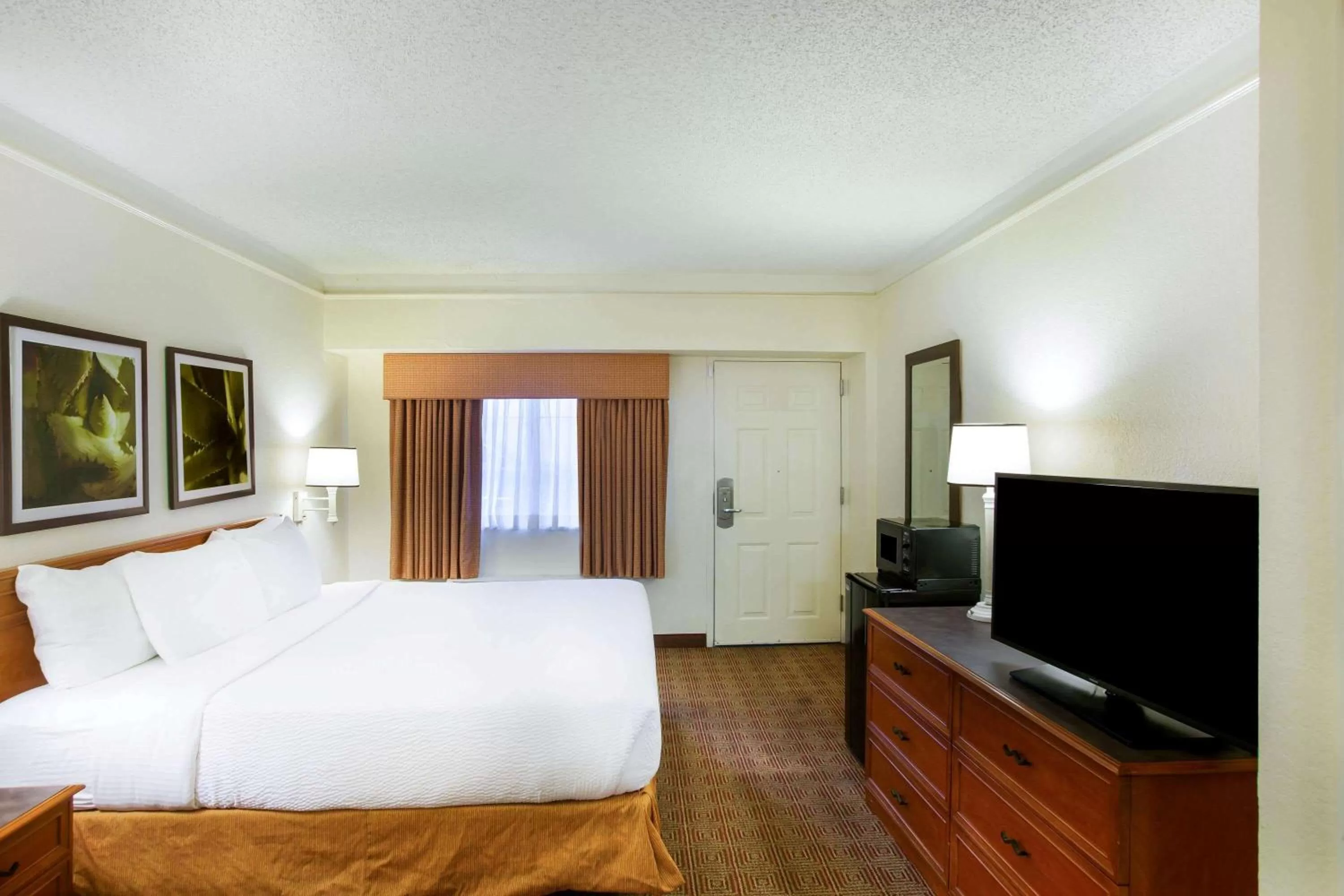 Photo of the whole room, Bed in La Quinta Inn by Wyndham Austin Capitol / Downtown
