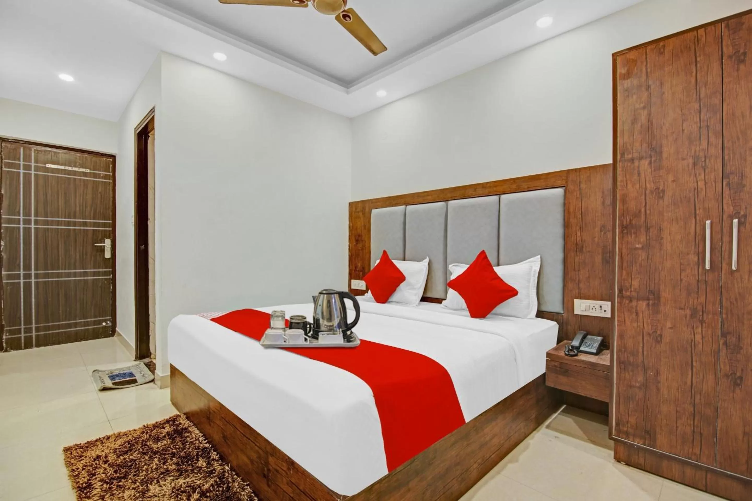 Bedroom, Bed in Super OYO Flagship Hotel Tez Plaza