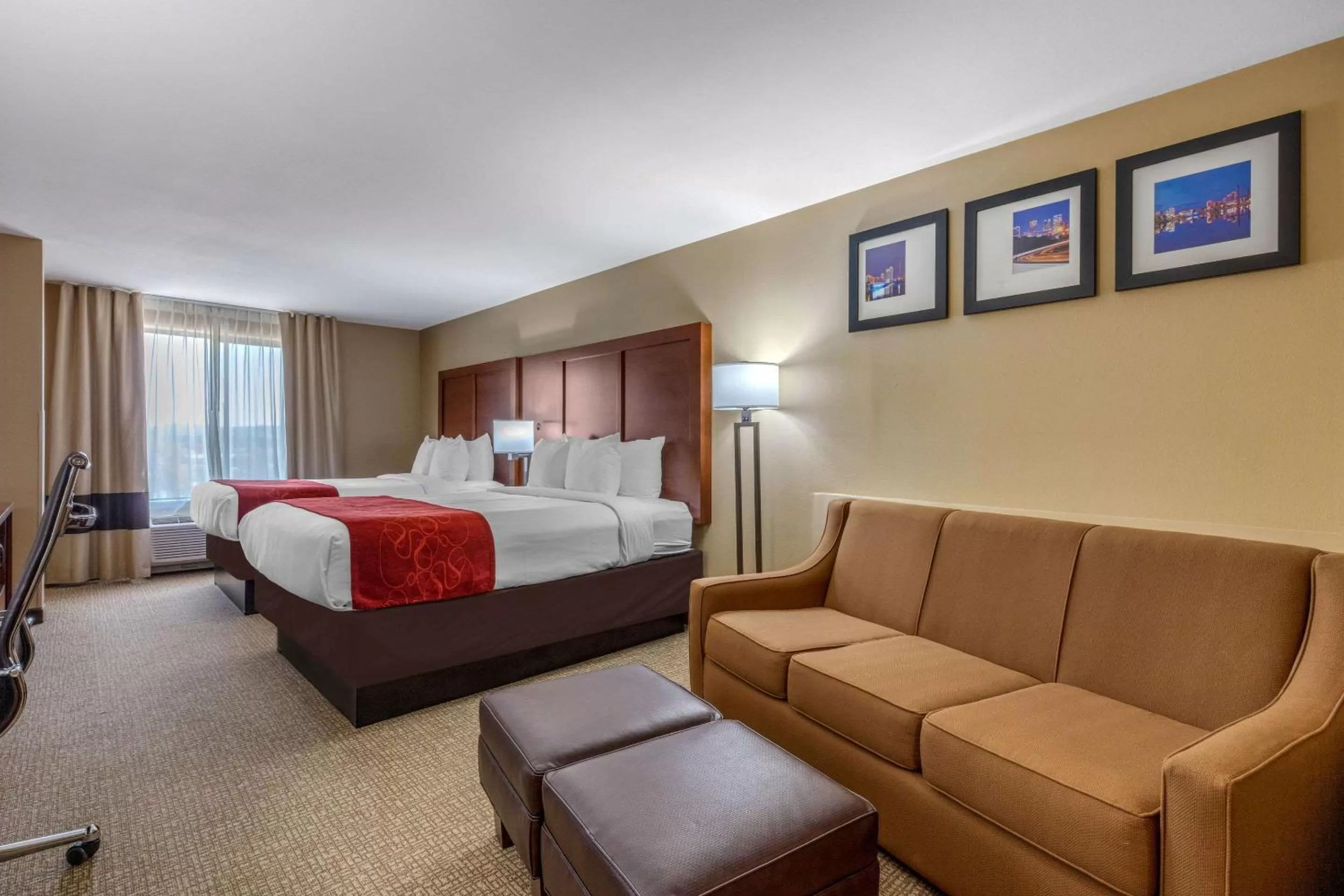 Photo of the whole room, Bed in Comfort Suites Pelham Hoover I-65