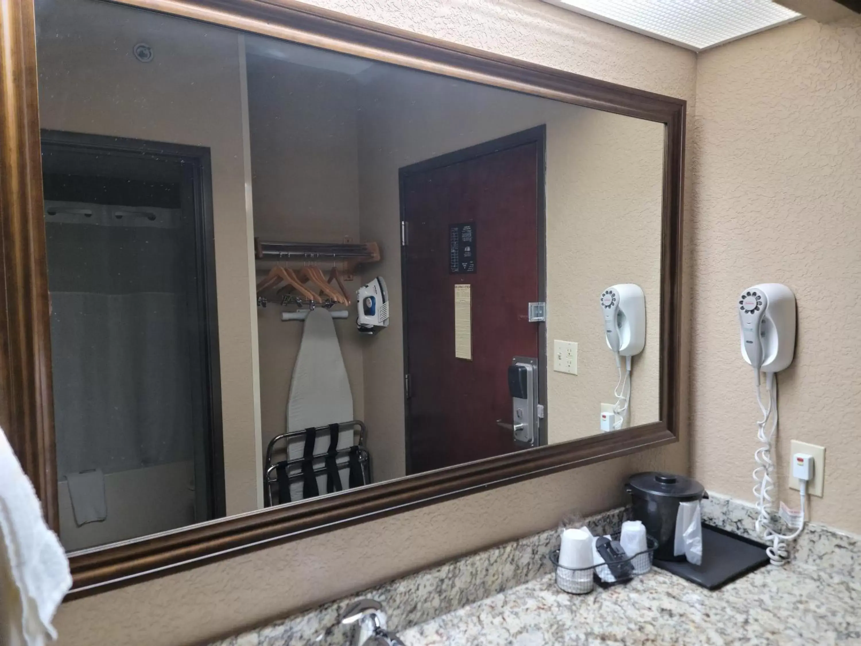 Queen Room - Disability Access - Non-Smoking in Bay Mountain Inn Cherokee Smoky Mountains Queen Room - Disability Access - Non-Smoking in Bay Mountain Inn Cherokee Smoky Mountains