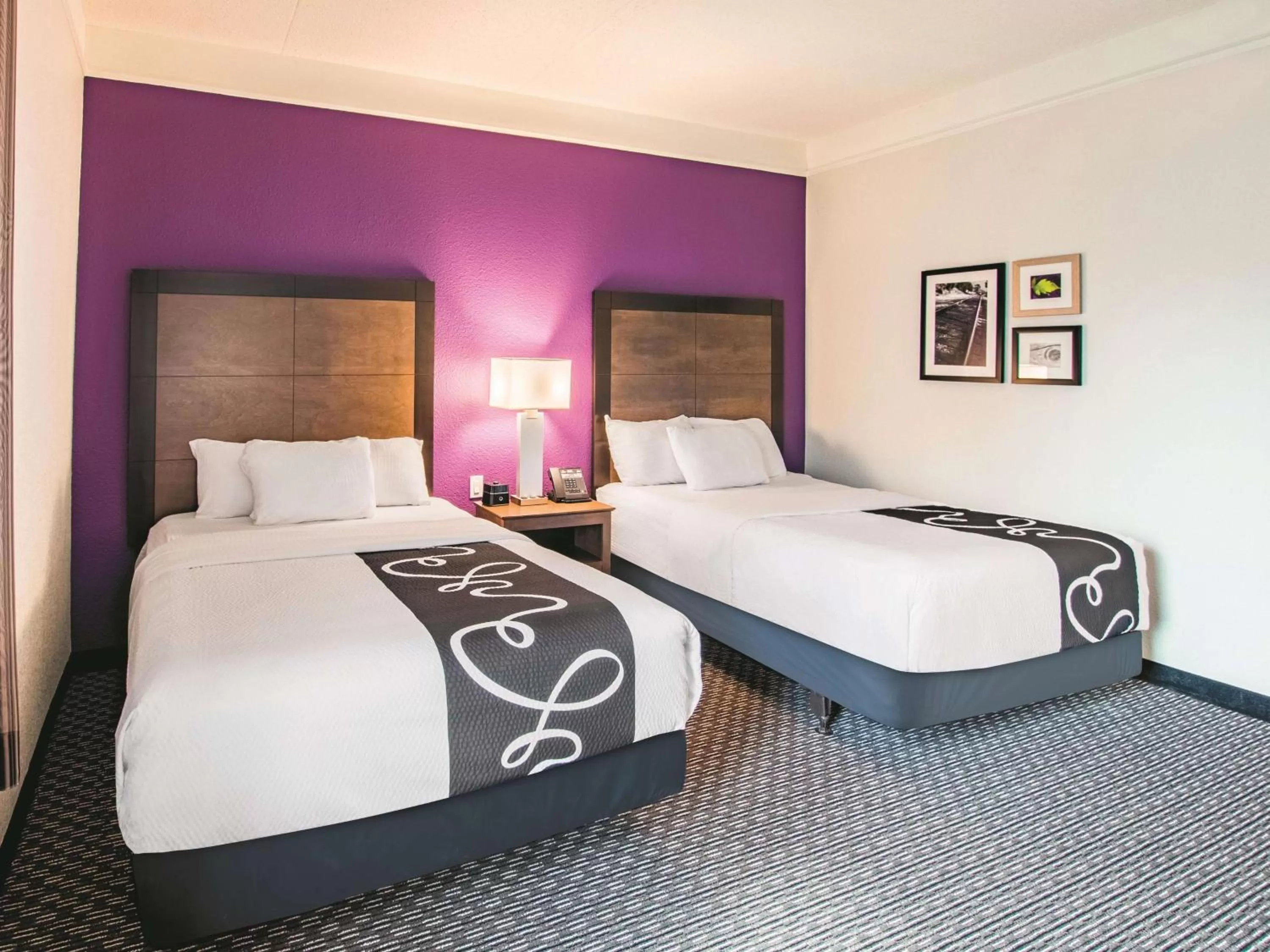 Photo of the whole room, Bed in La Quinta by Wyndham Fort Worth City View