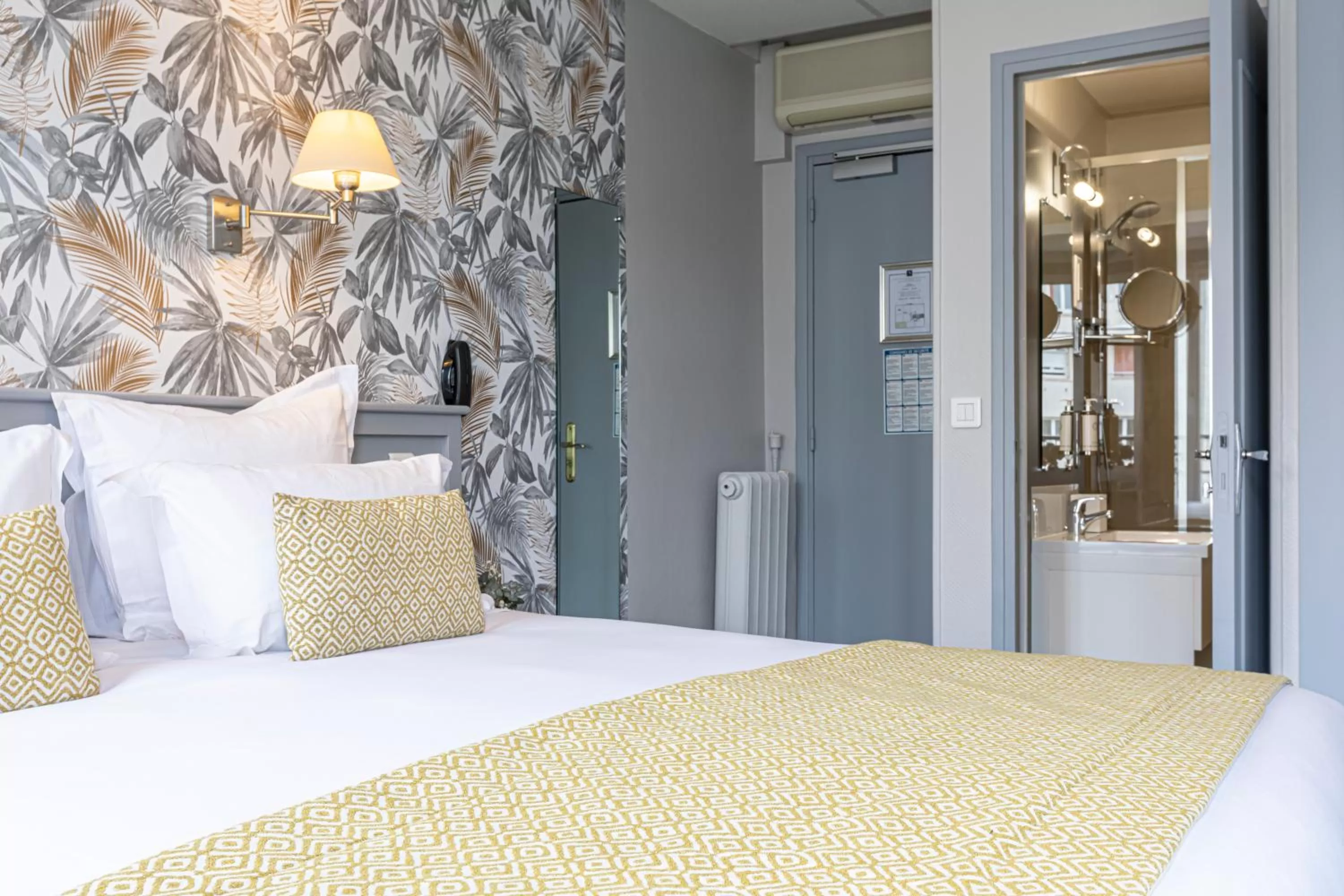 Photo of the whole room, Bed in Splendid Hôtel