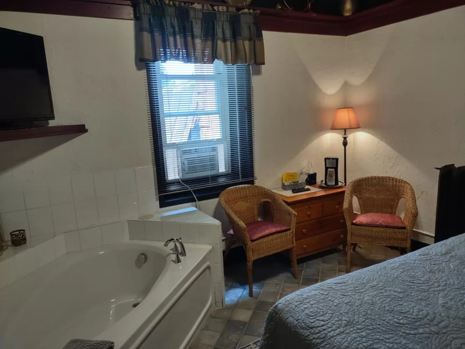 Seating area, Bed in The King George Inn