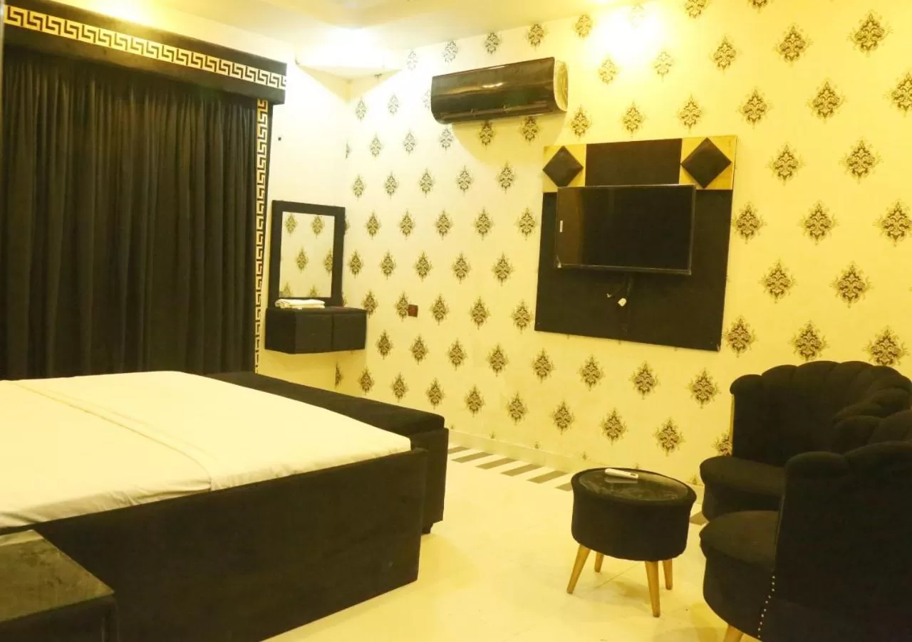 TV/Entertainment Center in HOTEL DE SMART Multan