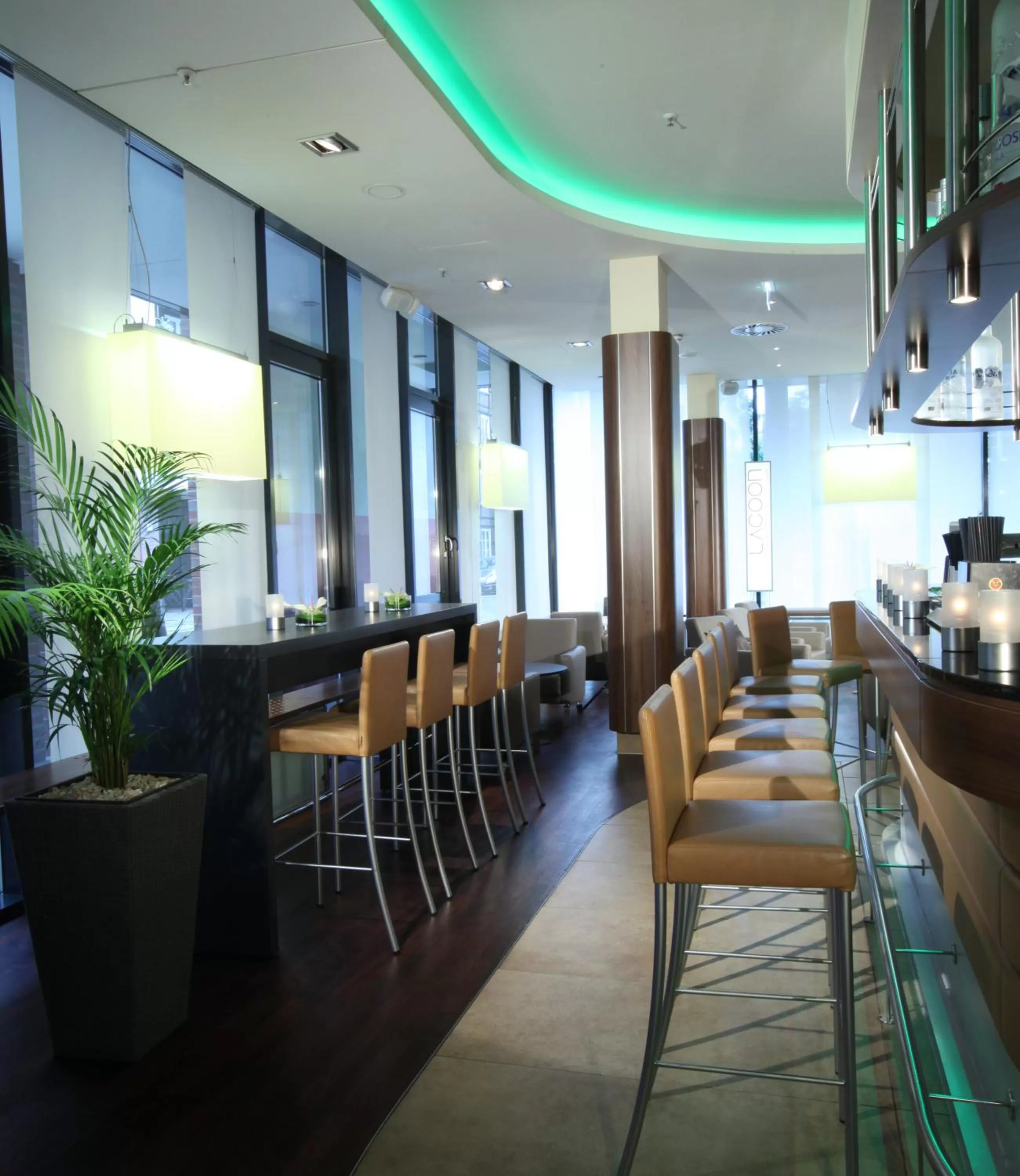 Lounge or bar in Lindner Hotel Hamburg am Michel, part of JdV by Hyatt