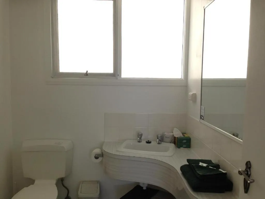 Bathroom in Barclay Motor Inn