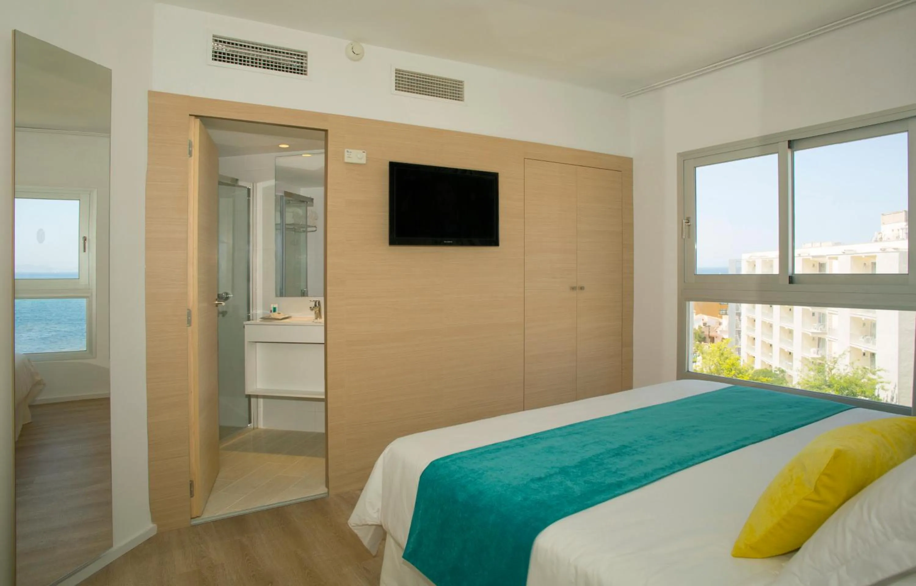 Bathroom, Bed in JS Palma Stay - Adults Only