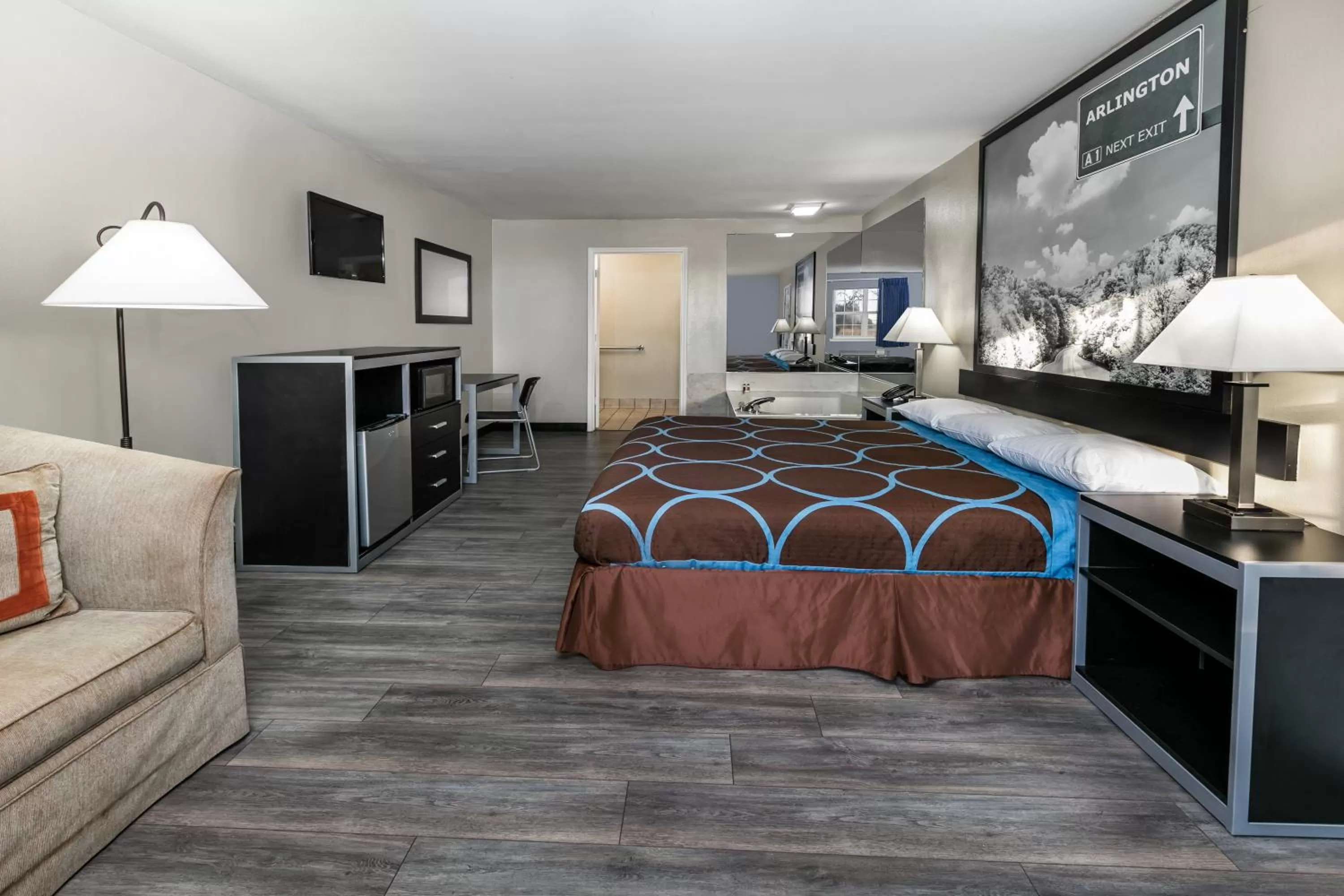 Shower, Bed in Super 8 by Wyndham Arlington Near AT&T Stadium