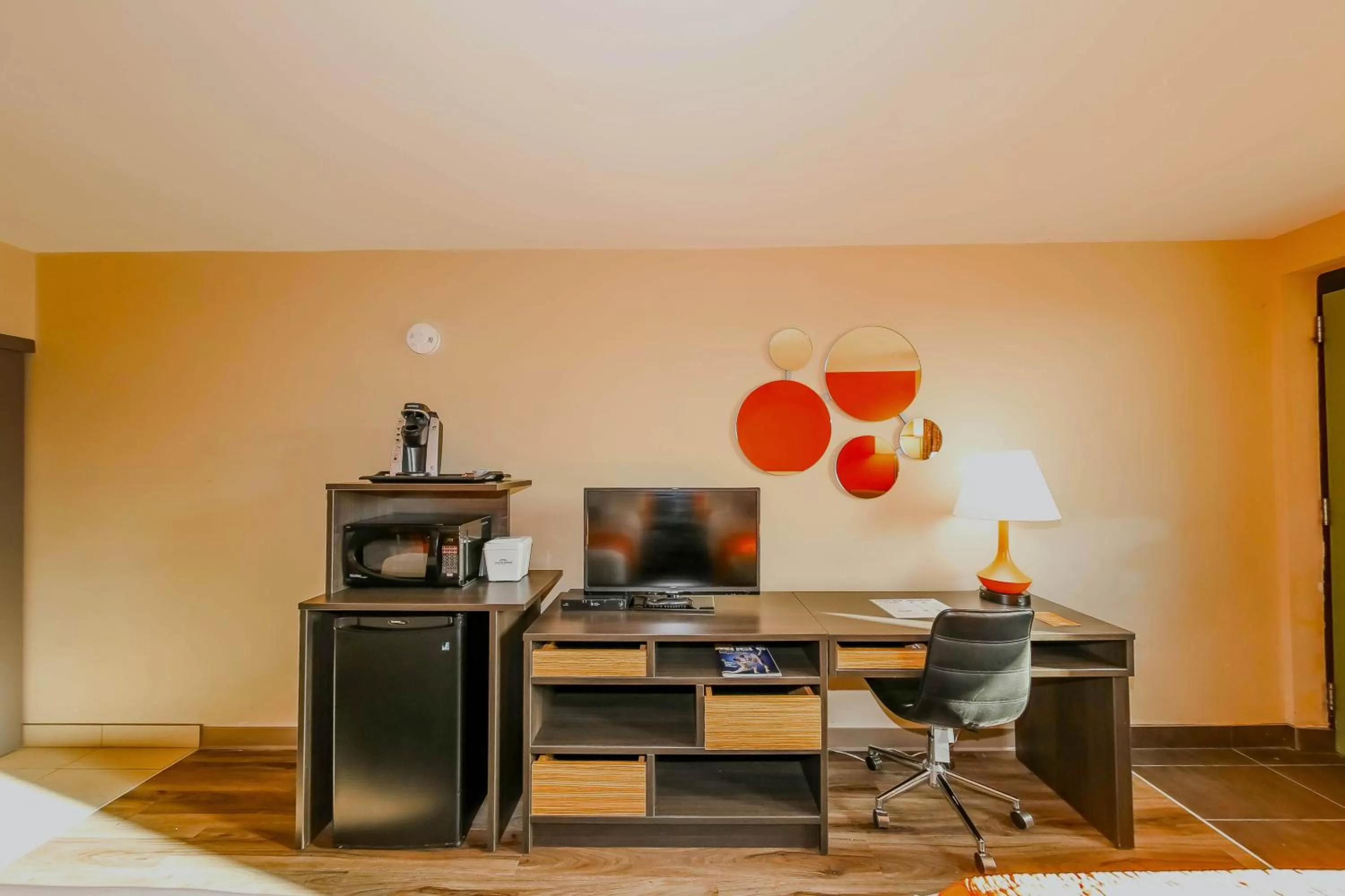 TV and multimedia in Howard Johnson by Wyndham Winnipeg West