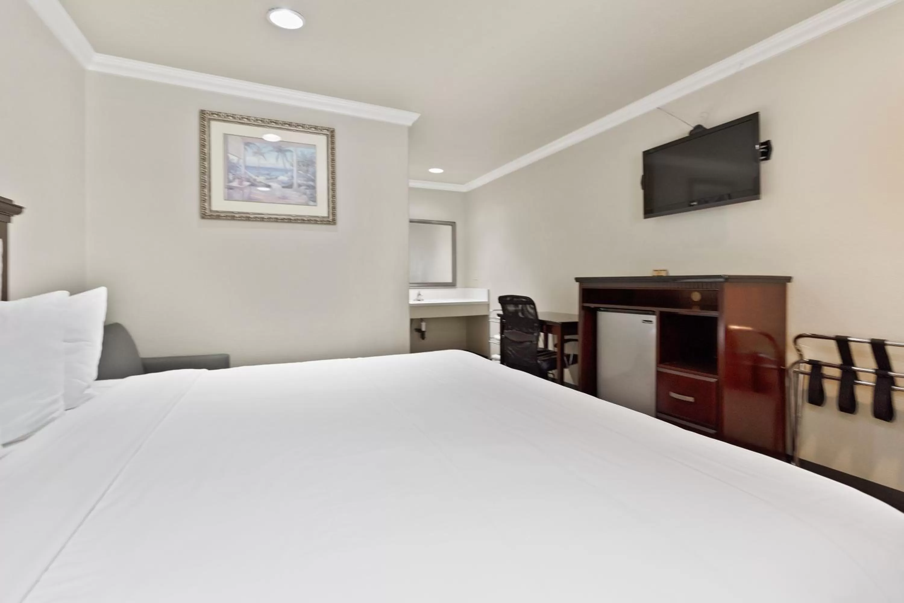 Bed in Le Blanc Inn & Suites