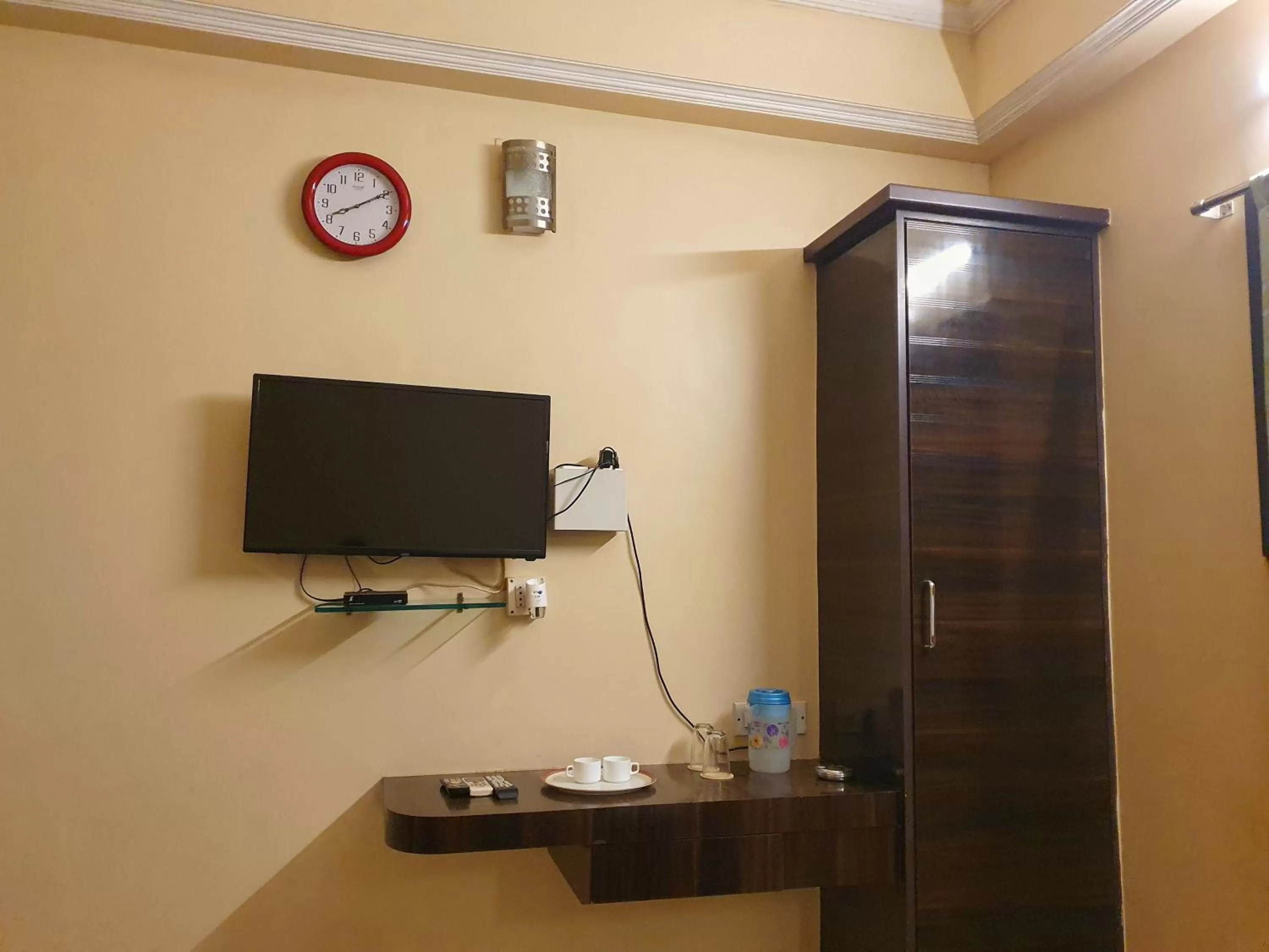 TV and multimedia, TV/Entertainment Center in Bhimas Inn - Near Central Railway Station