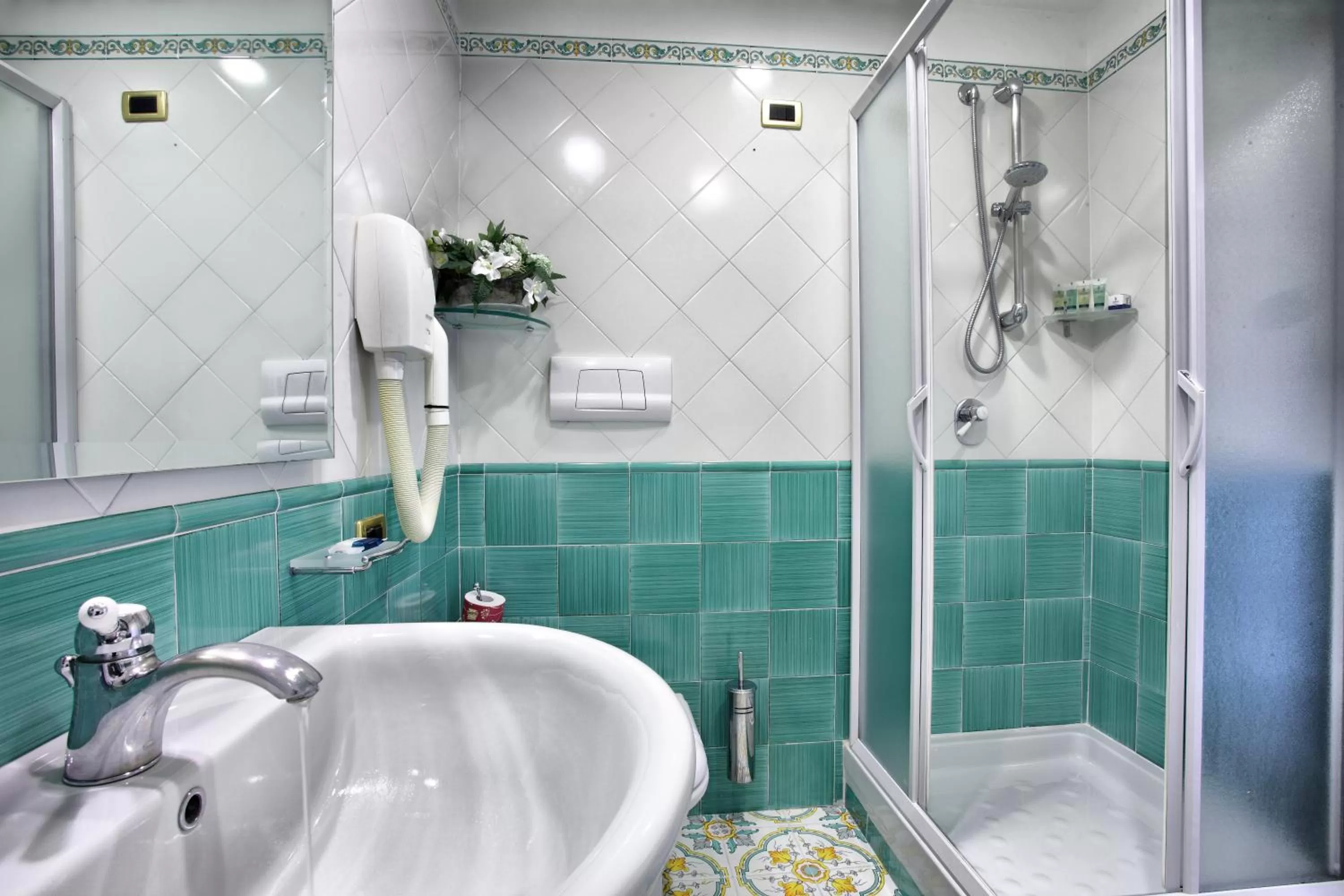 Bathroom in Lloyd's Baia Hotel