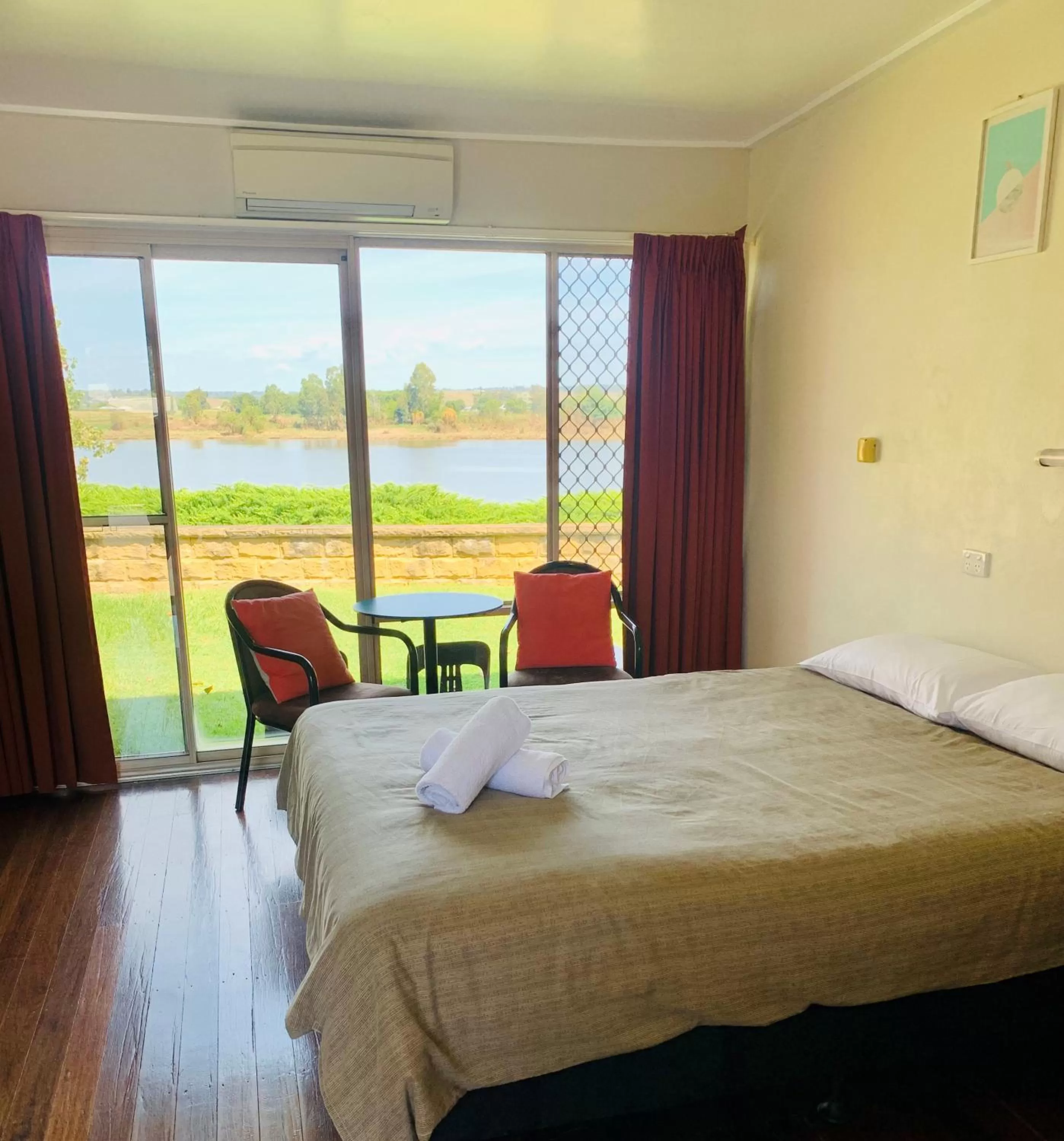 River view, Bed in Crown Hotel Motel