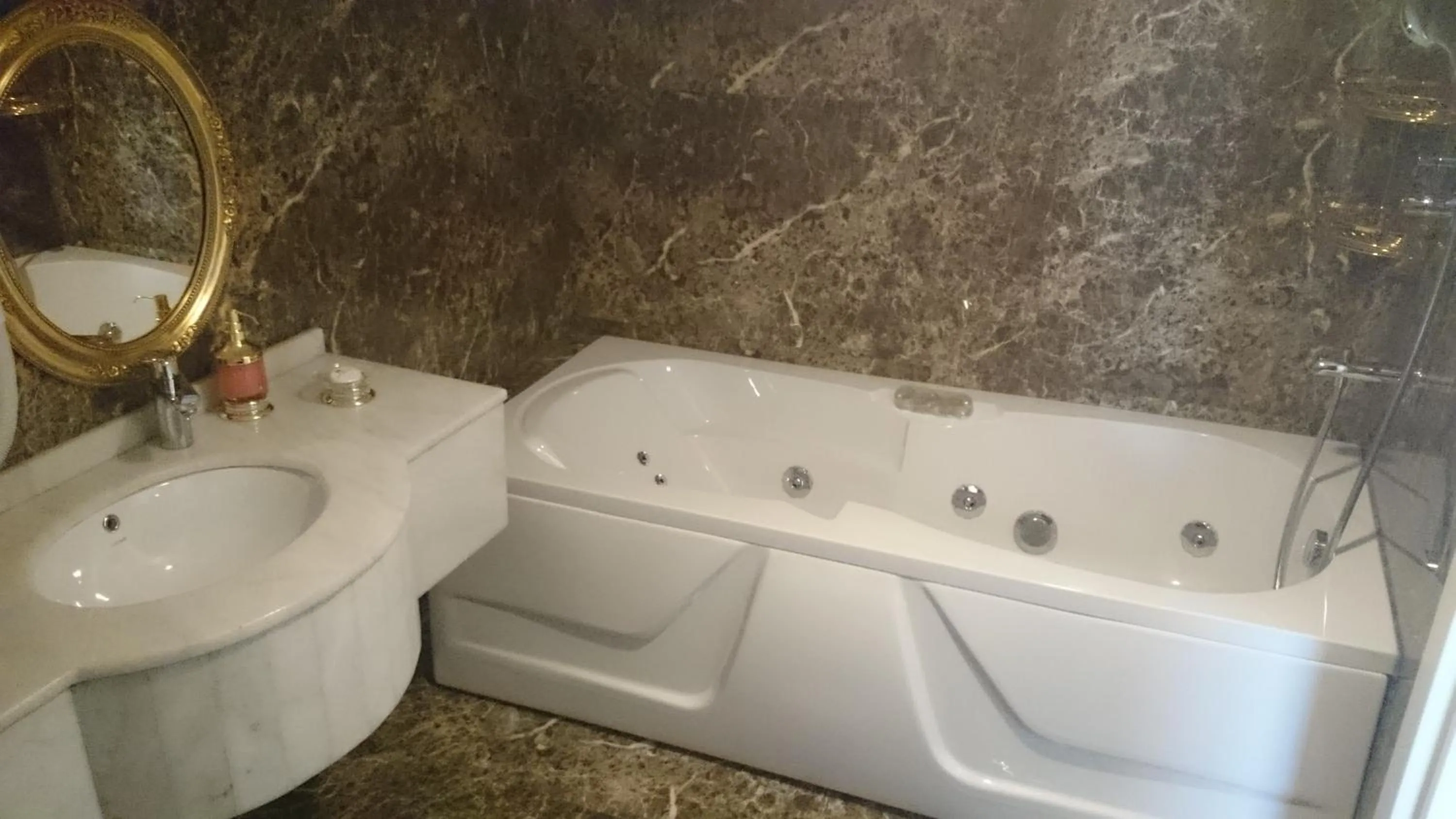 Bathroom in Glorious Hotel