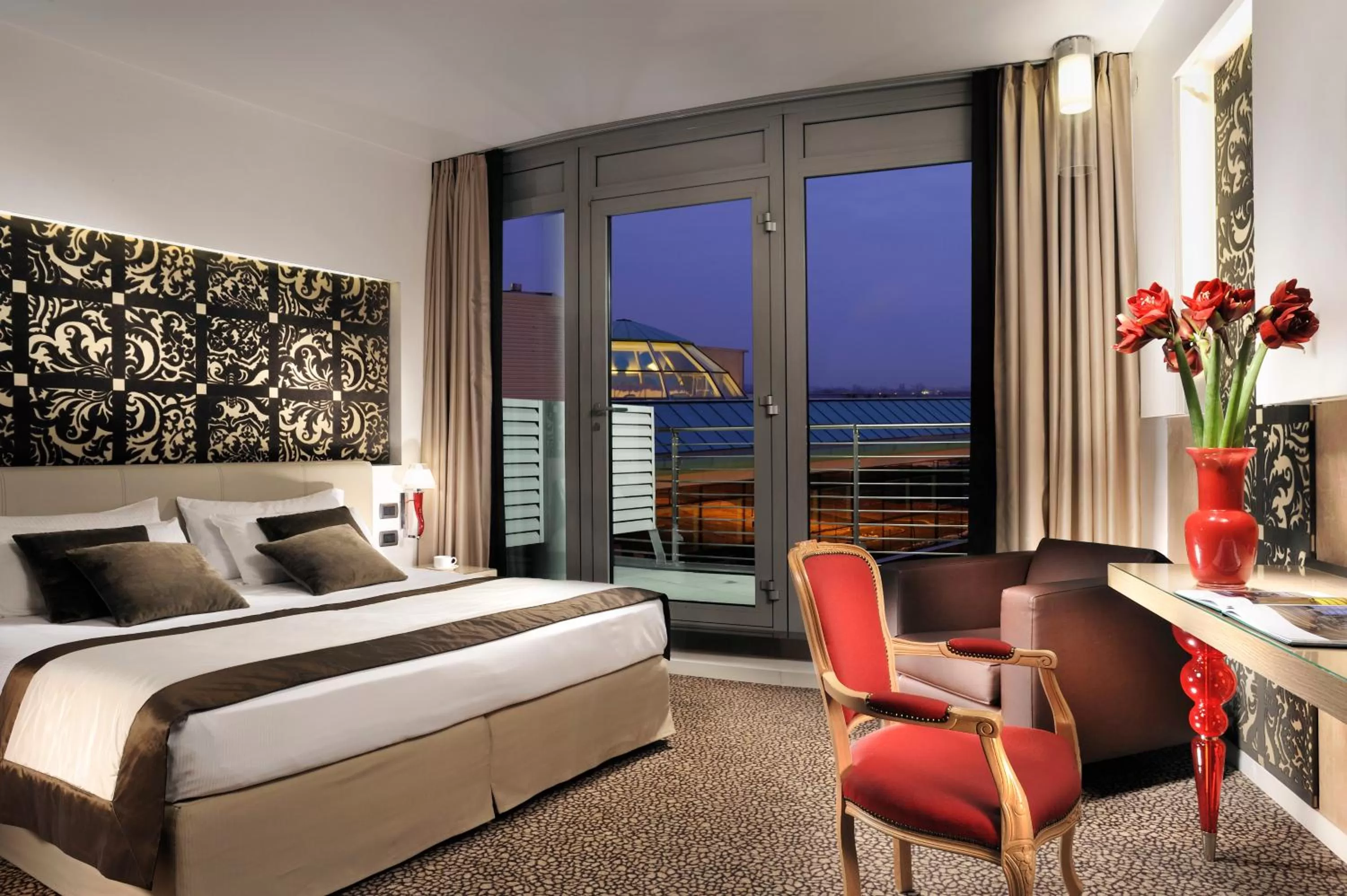 Property building, Bed in Antony Palace Hotel - Venice Airport