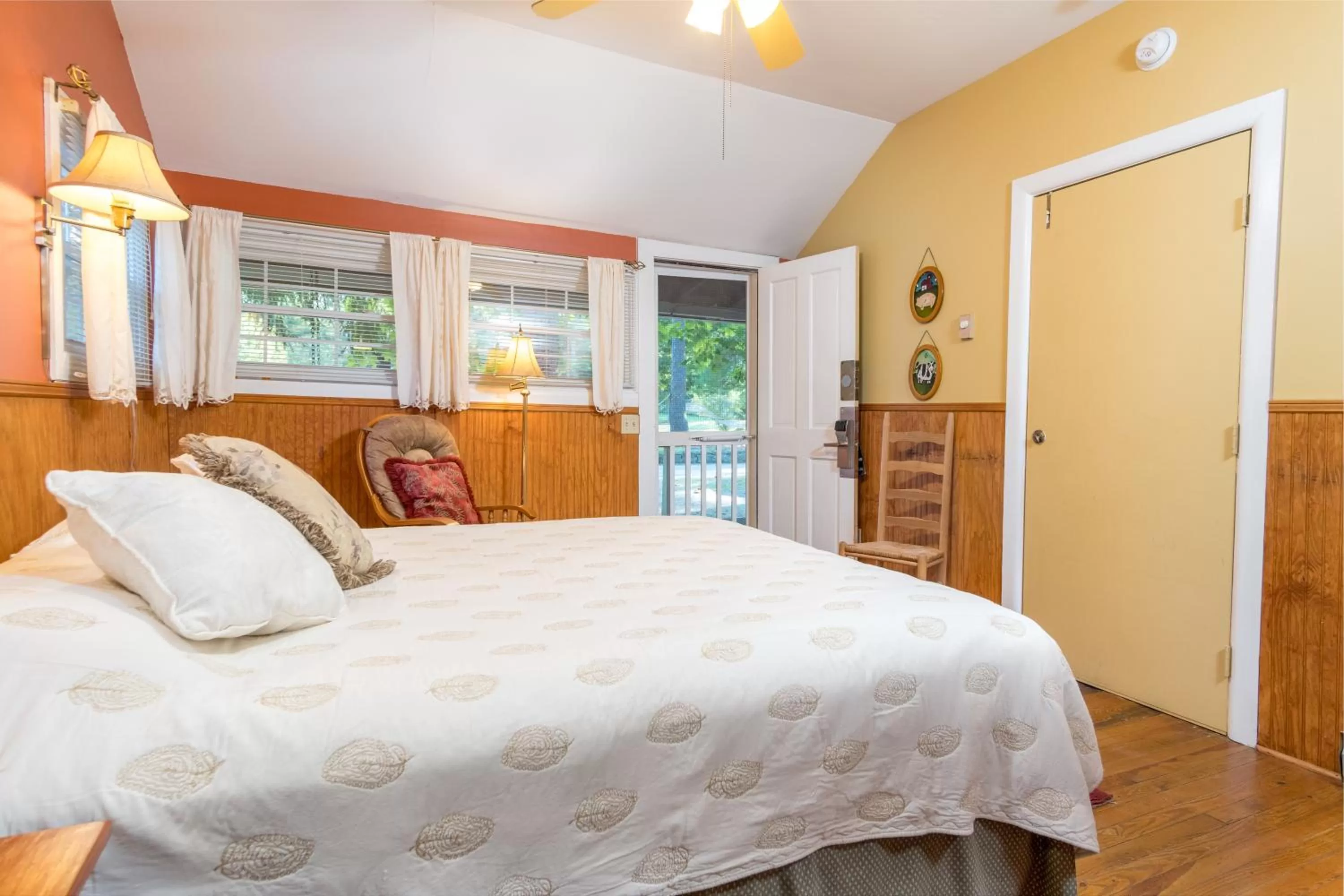 Bed in Highland Lake Inn & Resort - Flat Rock